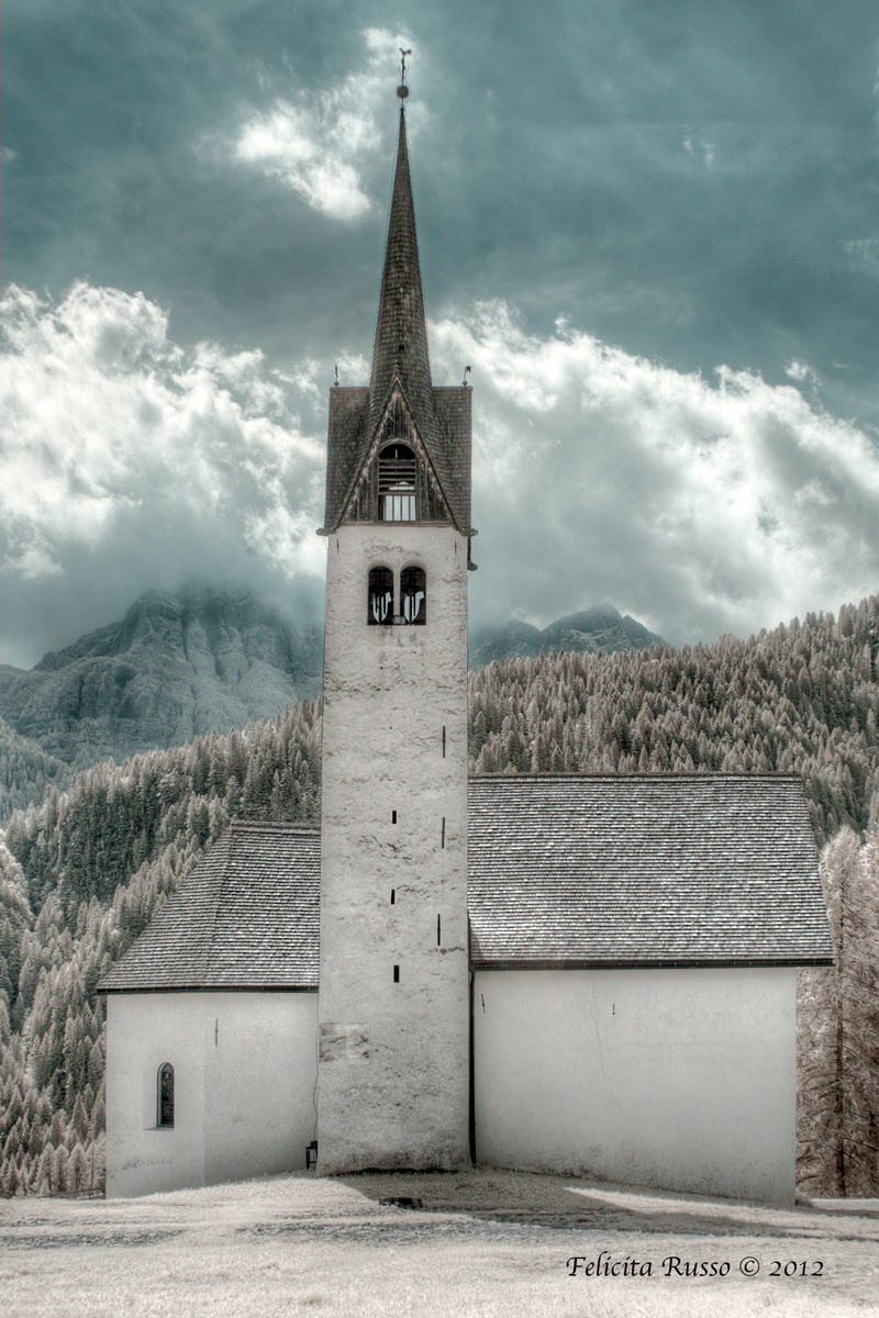 una chiesa fra le Dolomiti