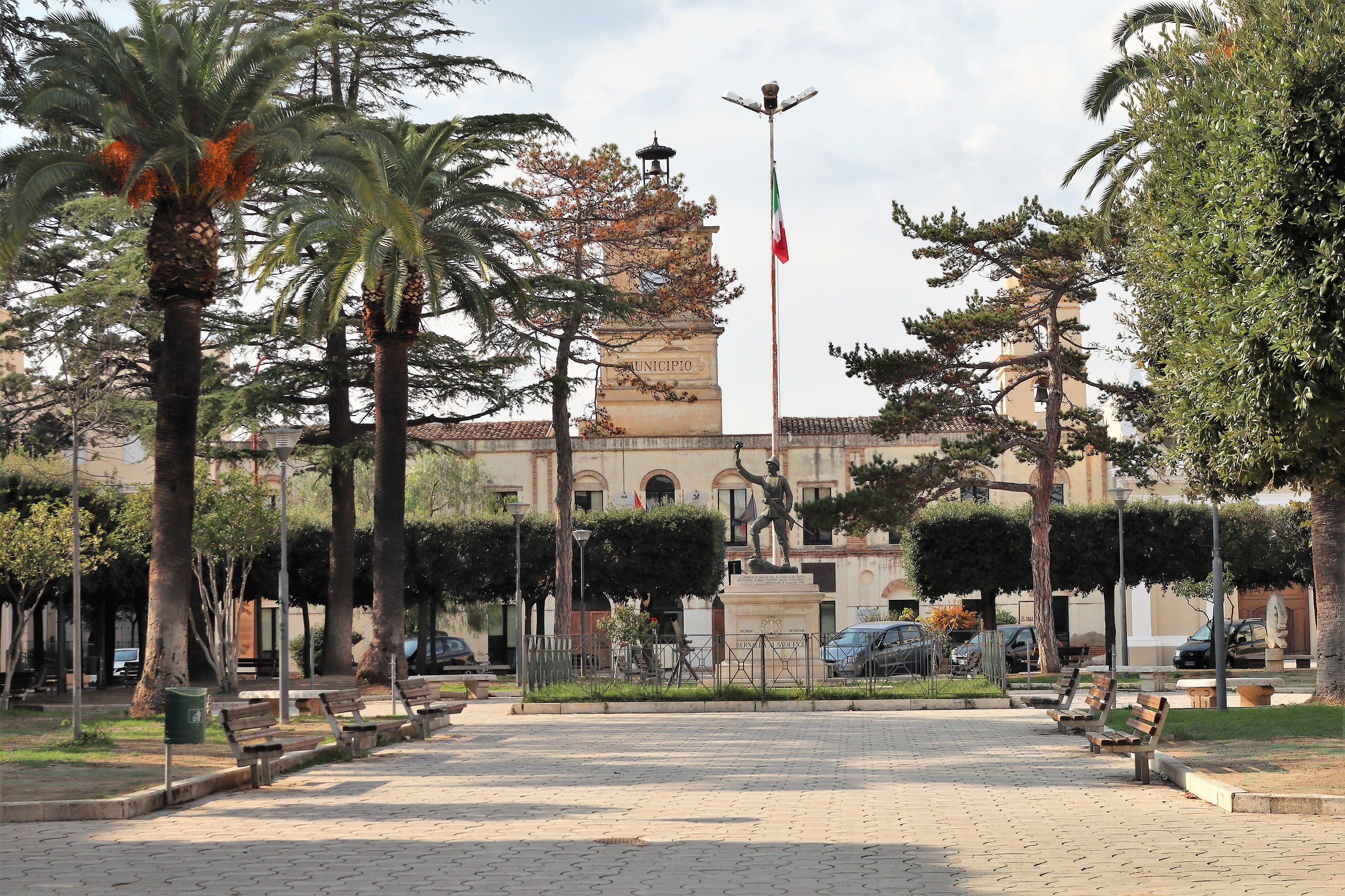 Piazza Plebiscito con monumento ai caduti in guerra