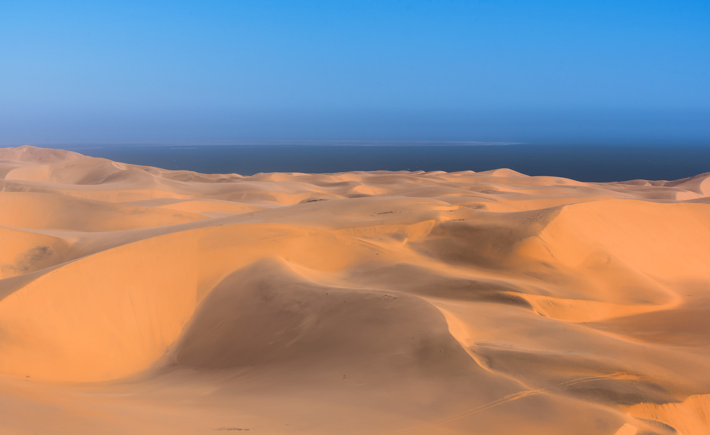 Planare su un mare di dune dorate