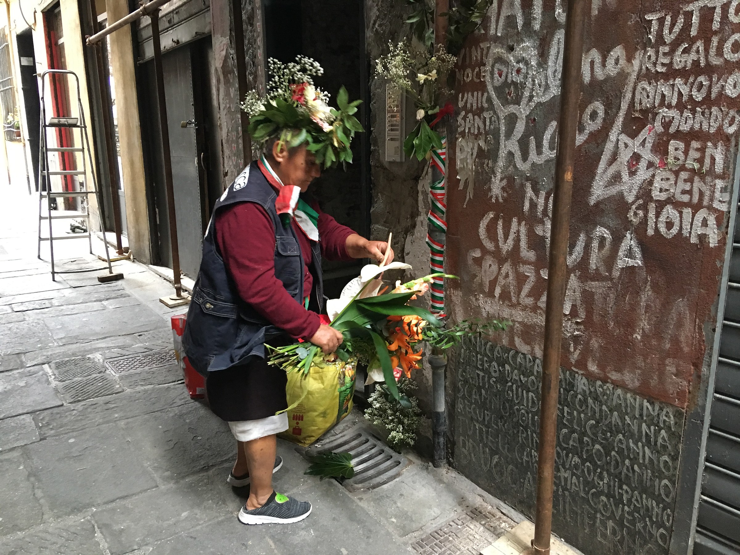 Melina Riccio decorate the front door of his house
