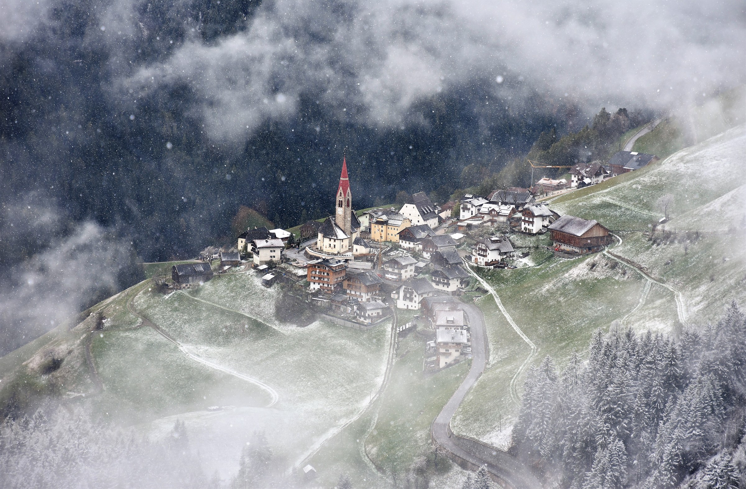 Between the fog comes a country with the first flakes of NE