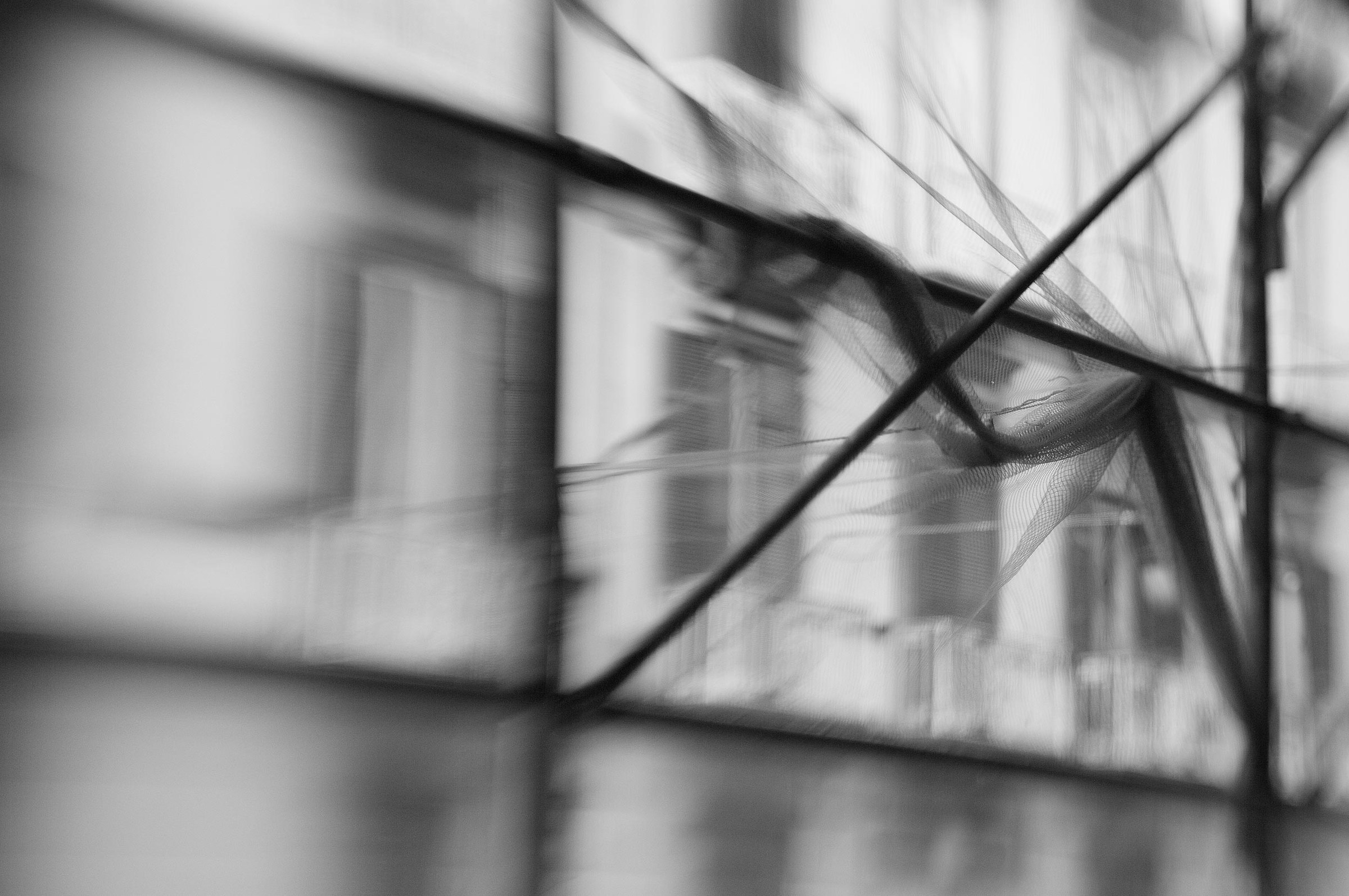 Napoli, ponteggio in via Duomo