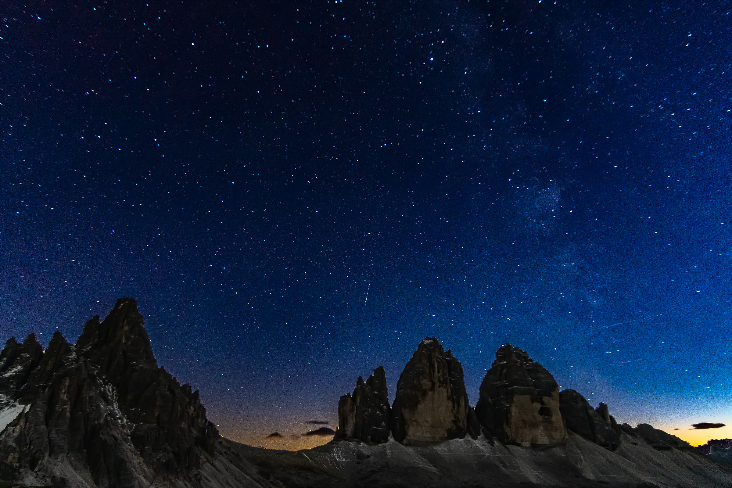 Night falls at 3 Peaks