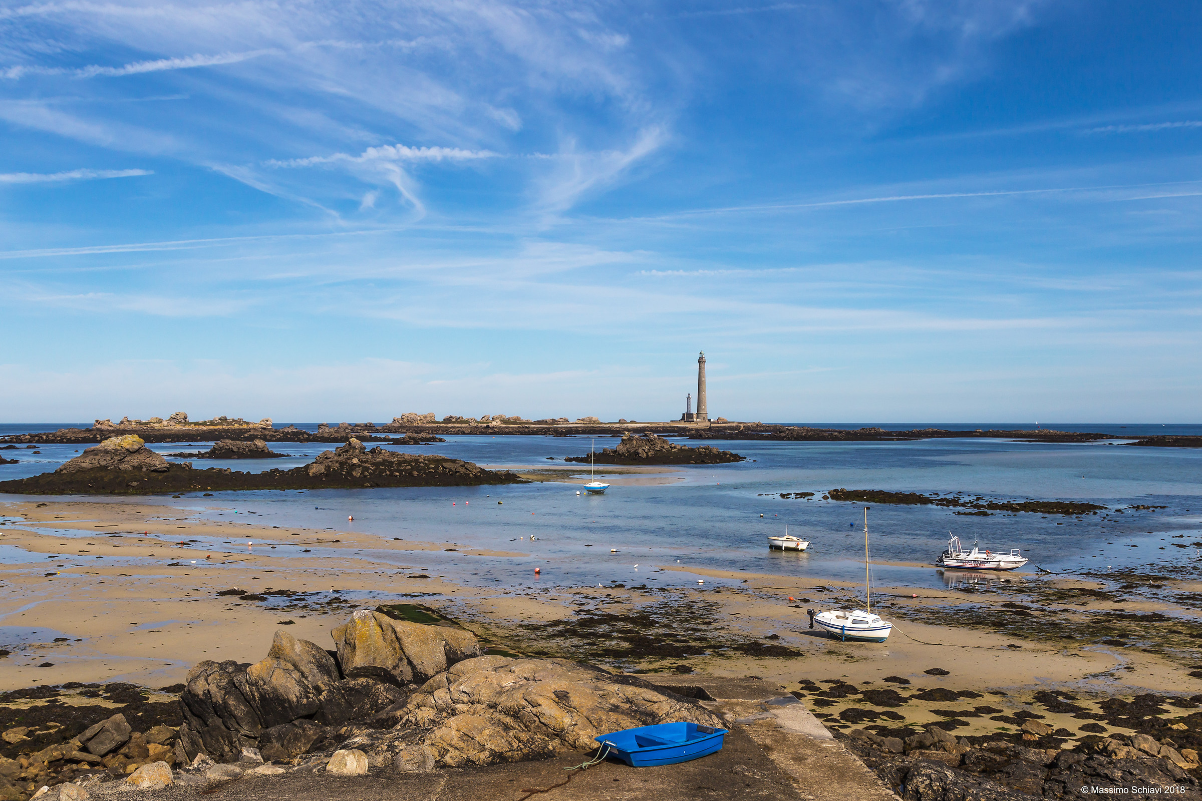 Low tide in front of the lighthouse of the Ile Vierge.