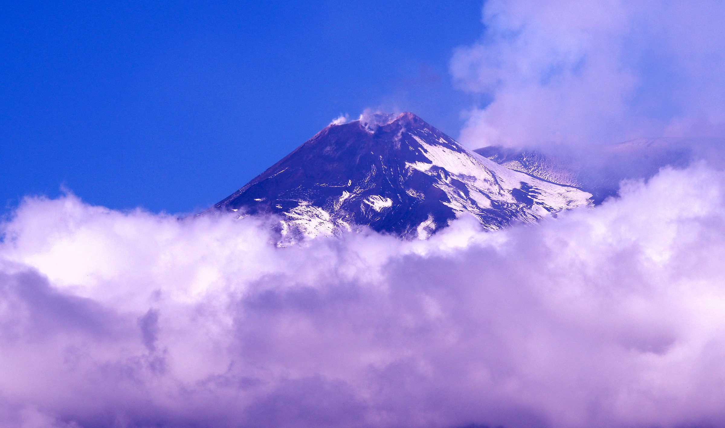 Vulcano fra le nuvole.