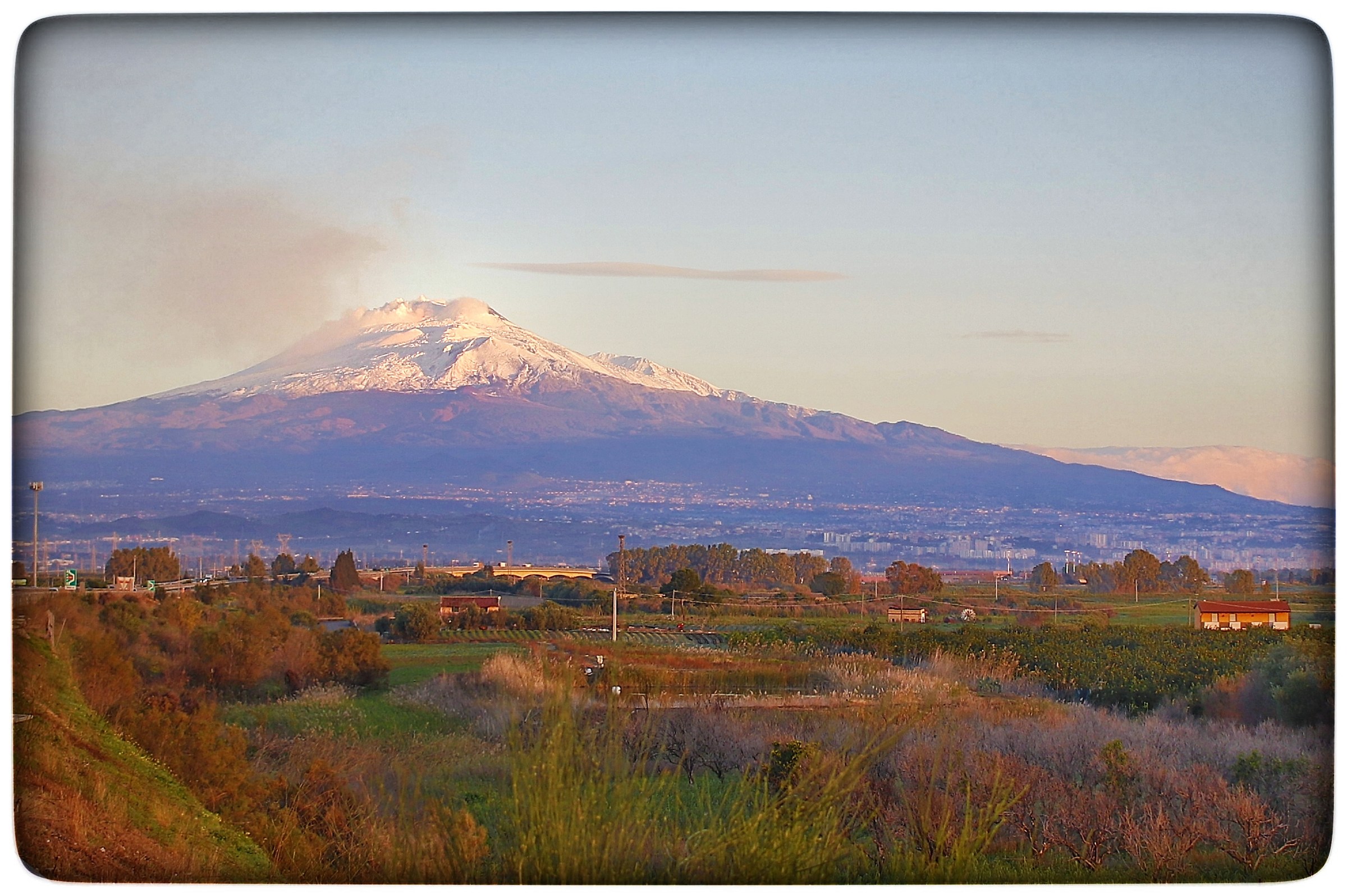 Il risveglio di Catania alle pendici dell'Etna.