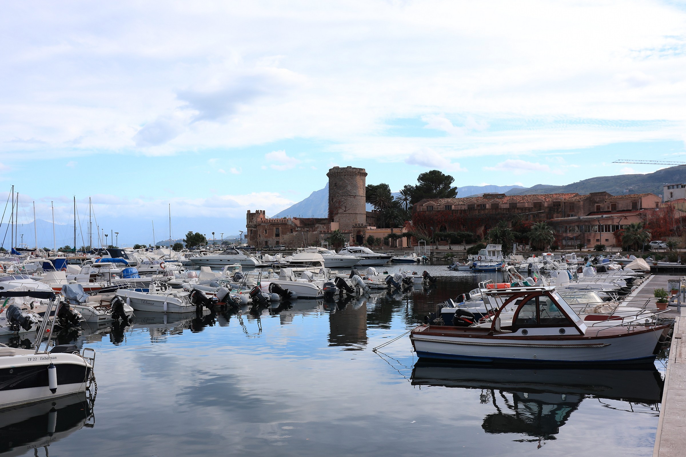 Porticciolo turistico di S.Nicola l'Arena.