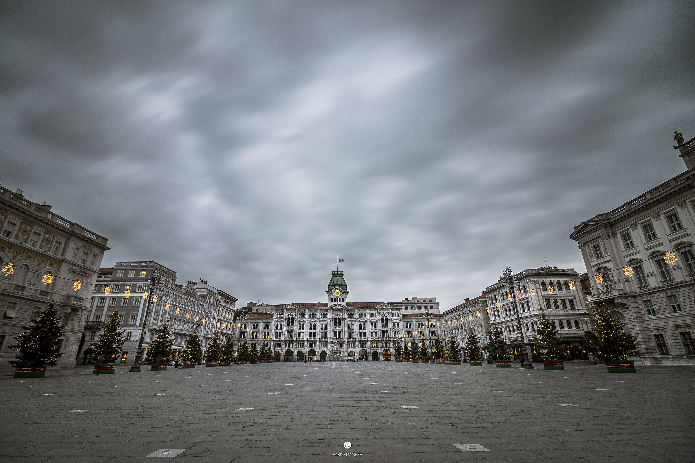 Piazza Unità vestita di Natale