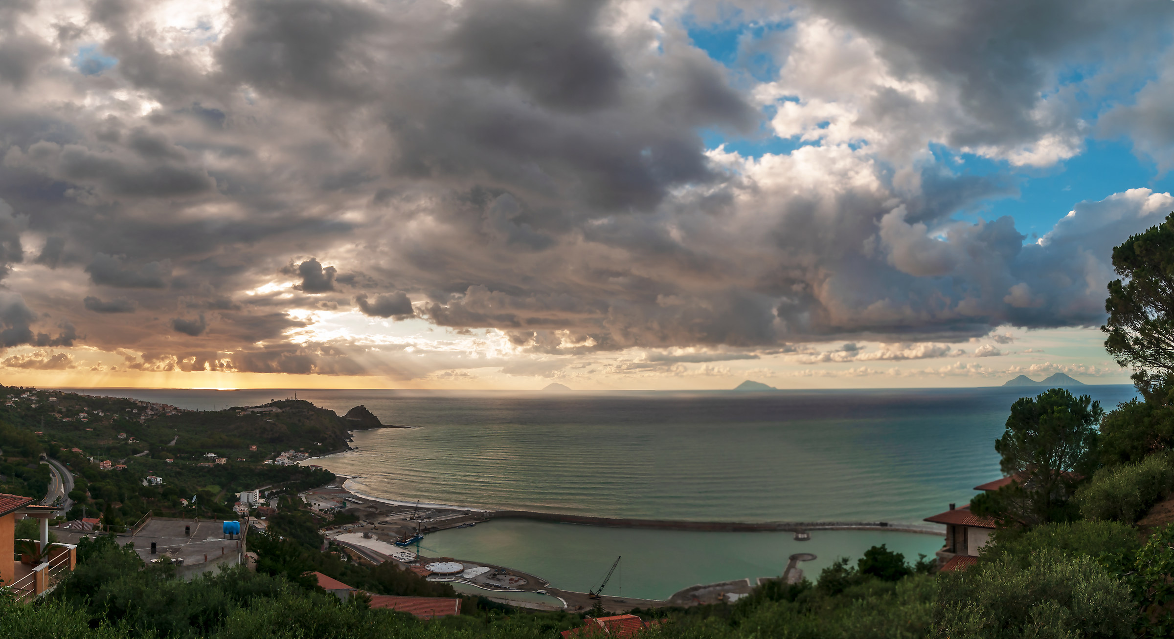 Capo D'orlando sullo sfondo le Eolie