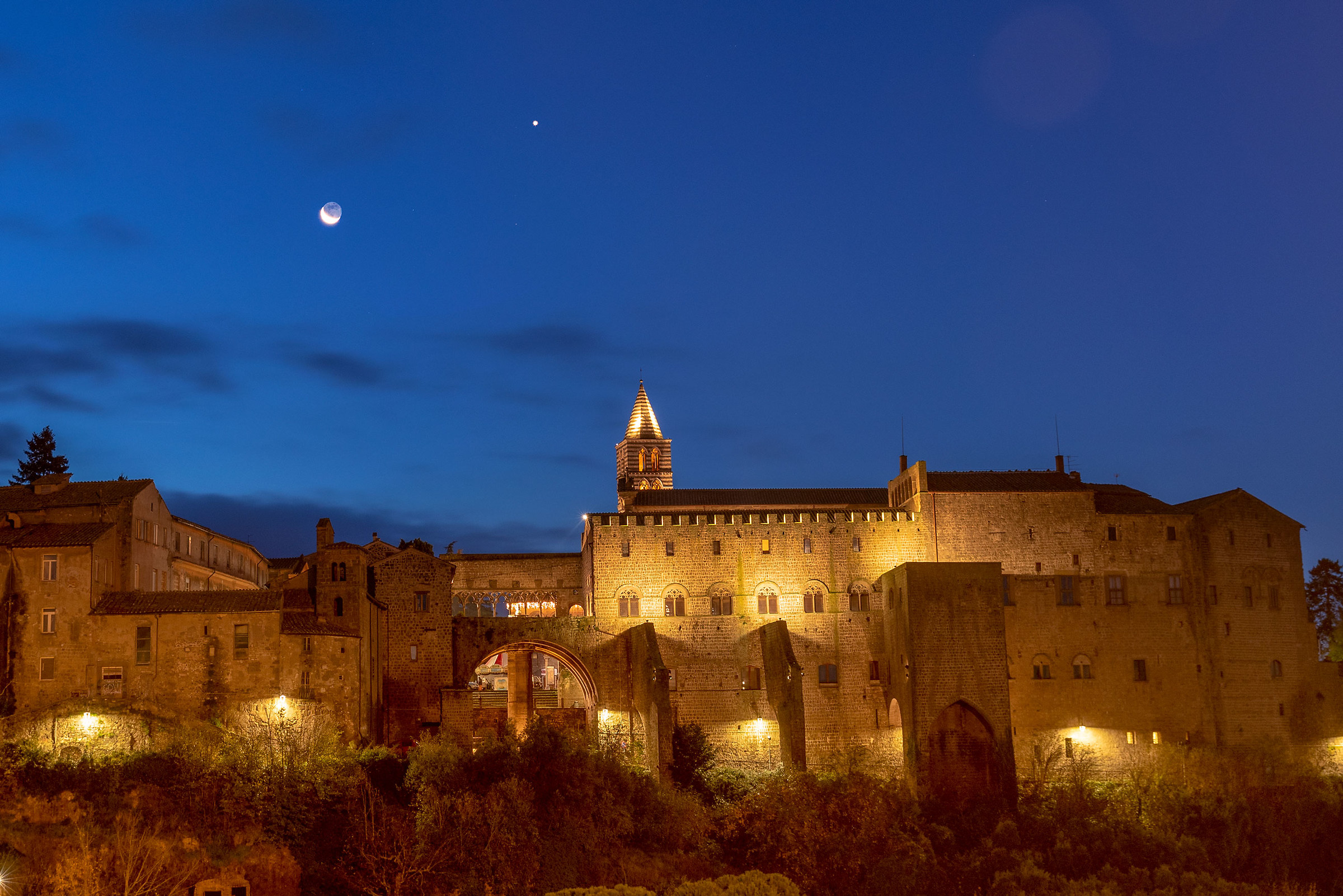 Luna e Venere su Palazzo dei Papi