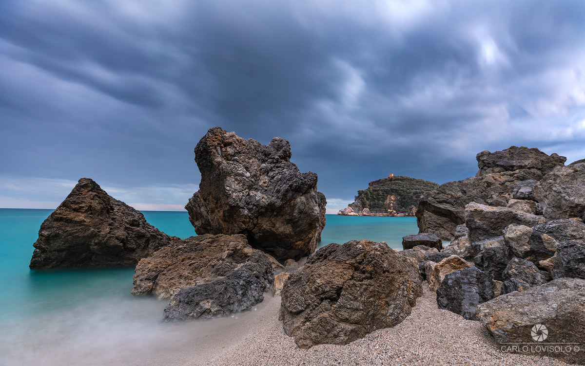 Scogli sulla spiaggia e Punta Crena