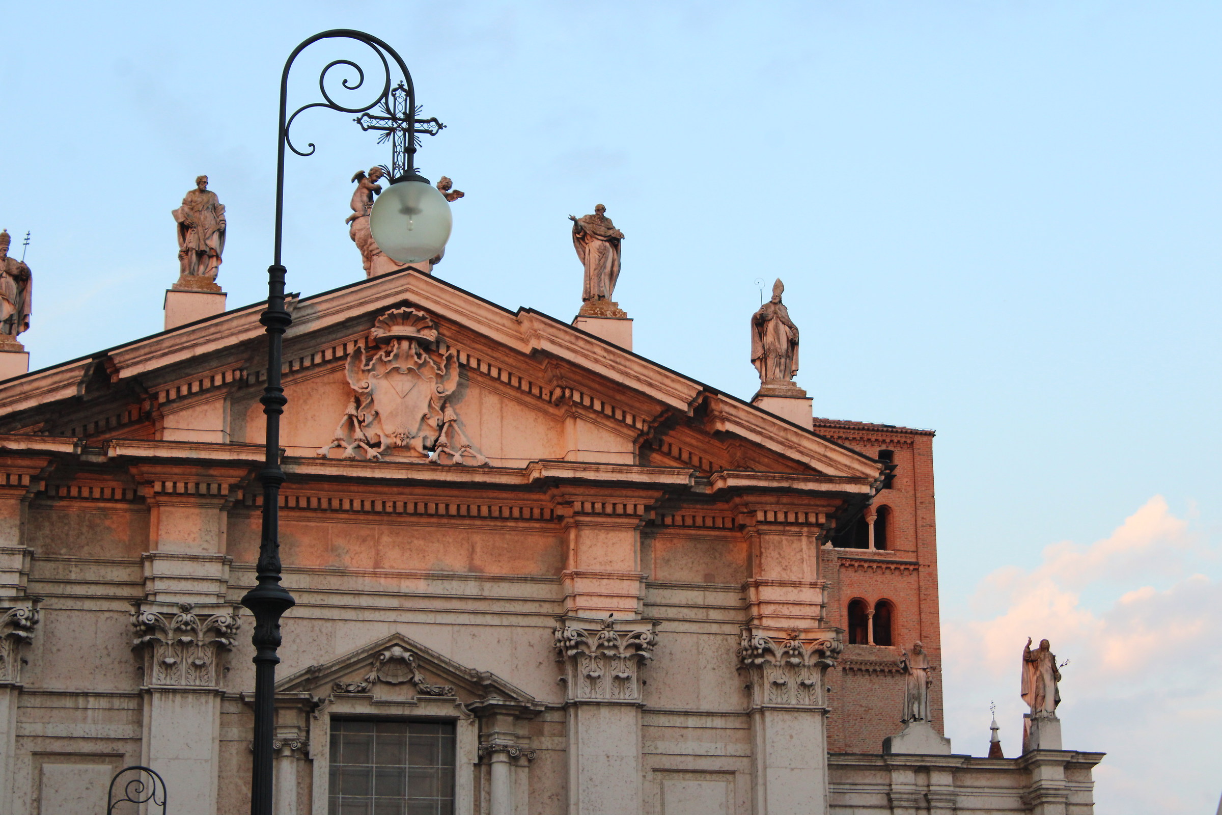 Scorcio del duomo di Mantova