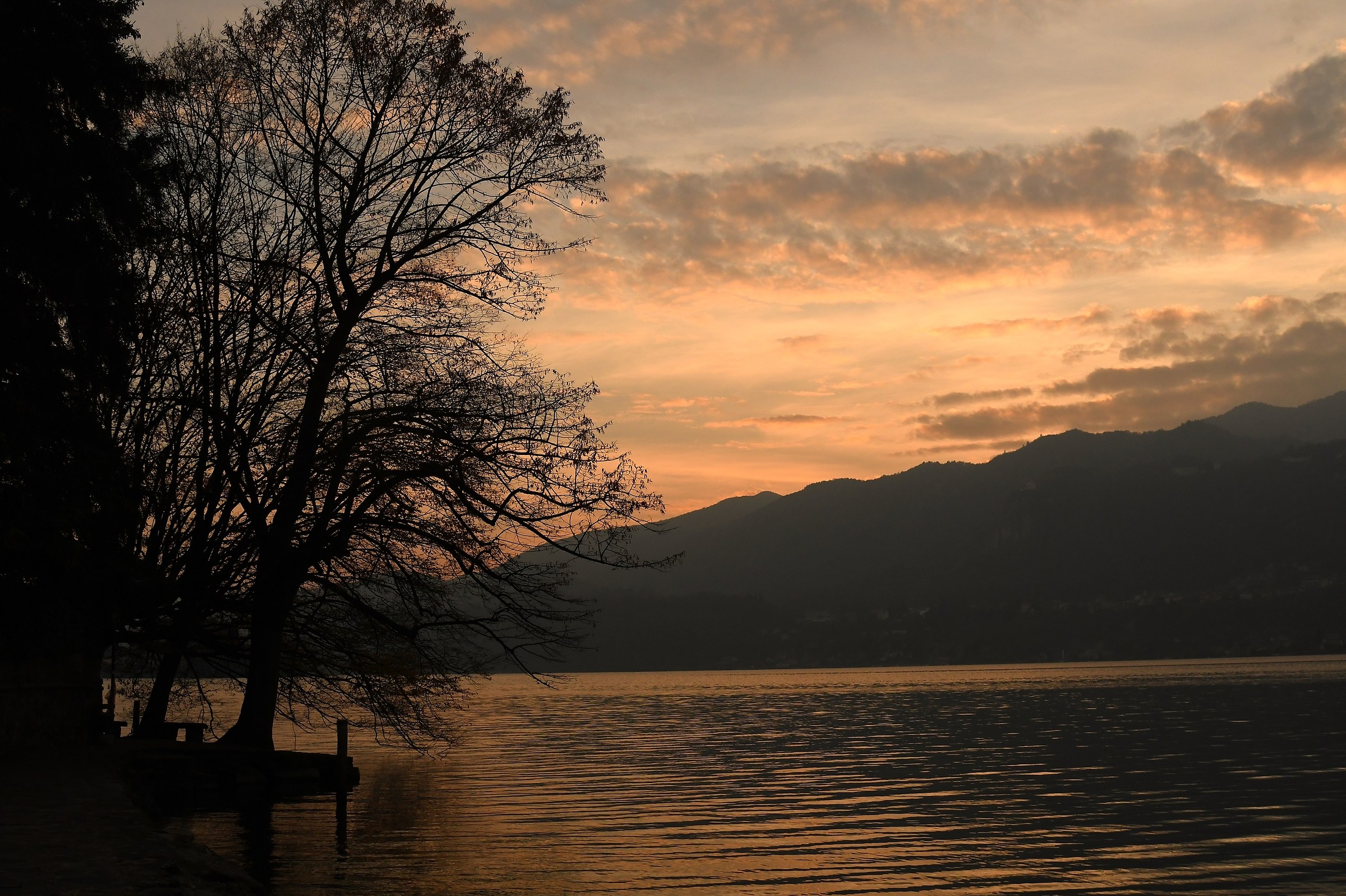Tramonto sul lago