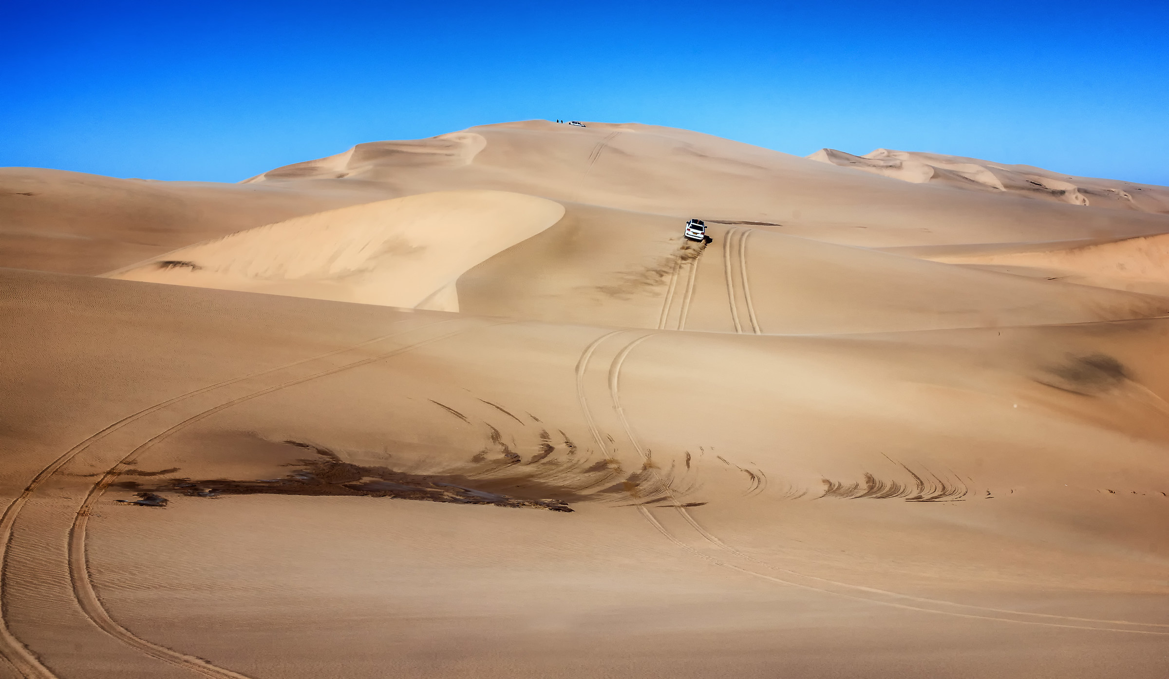 Solcando le maestose dune