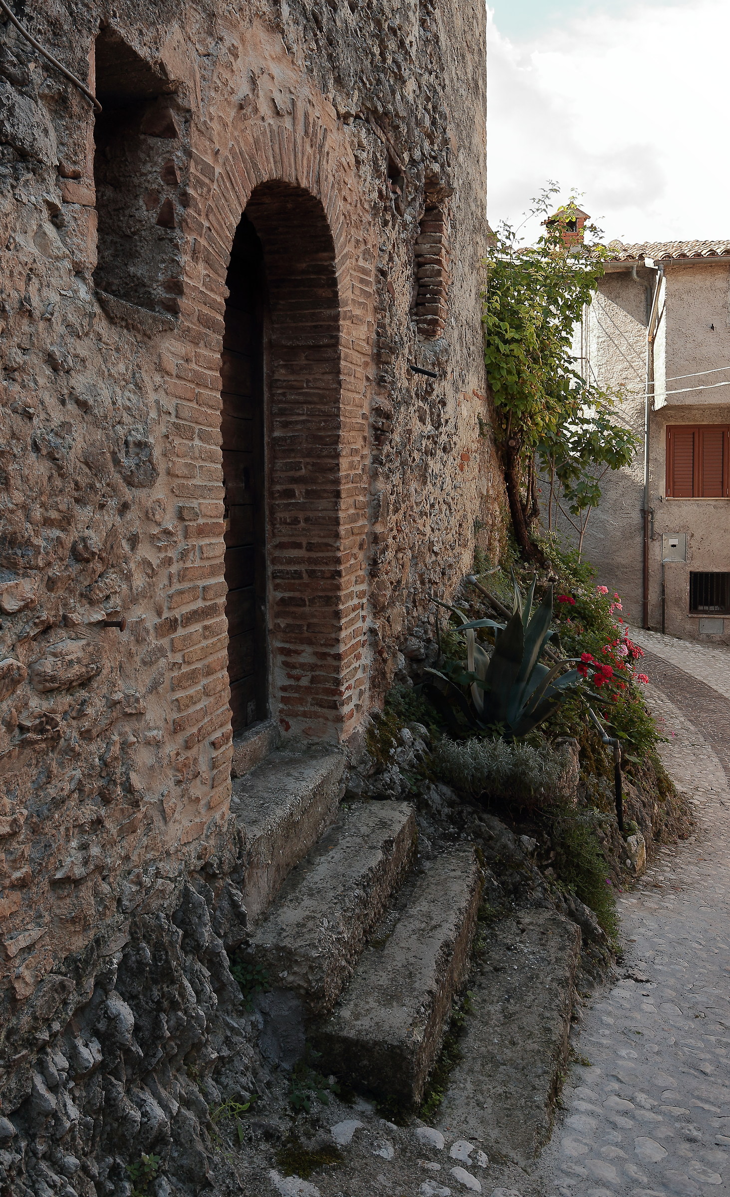 Glimpse of Via in Castel di Tora