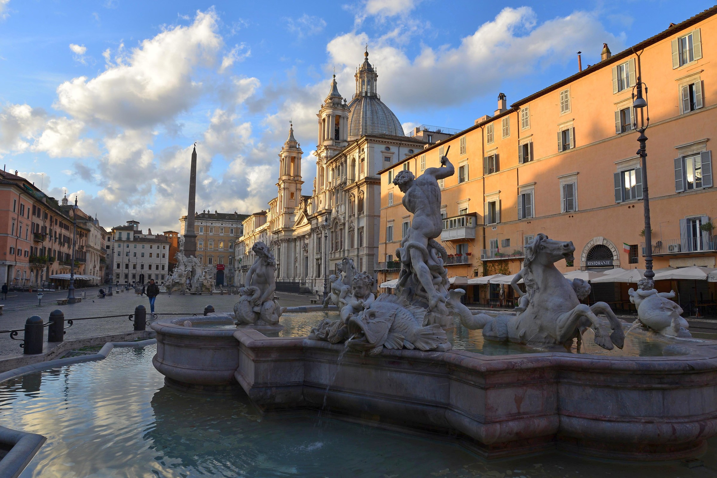 Alba  in una piazza celebre
