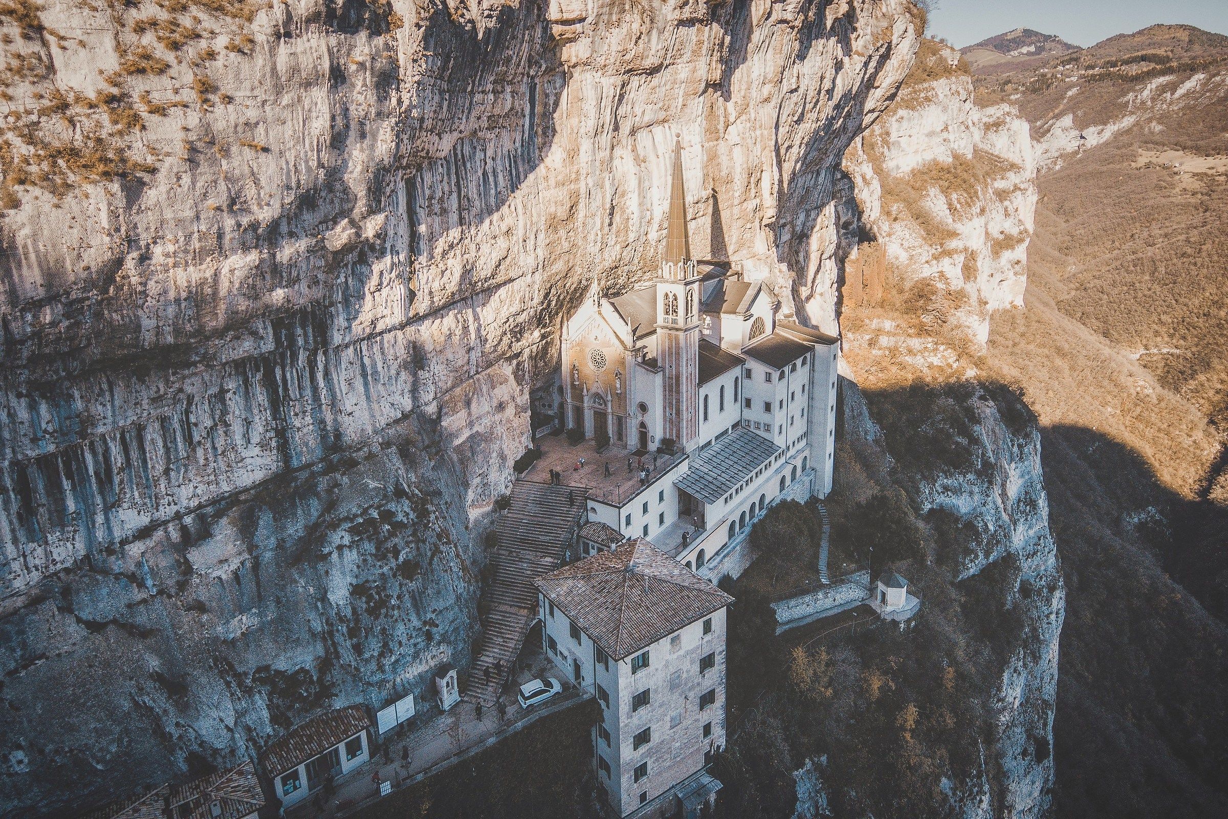 The sanctuary suspended between heaven and earth