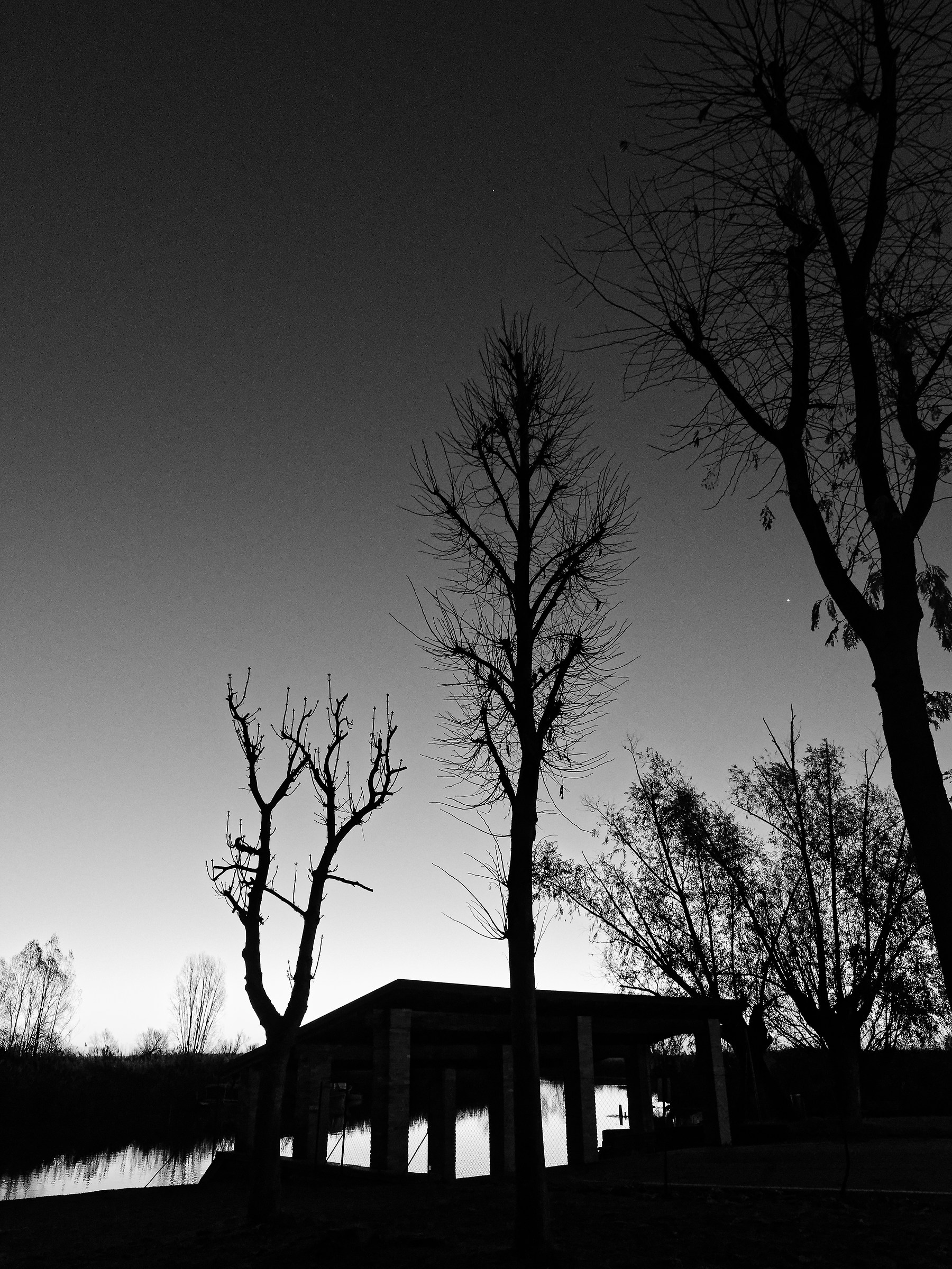 L'alba e il casolare in bw