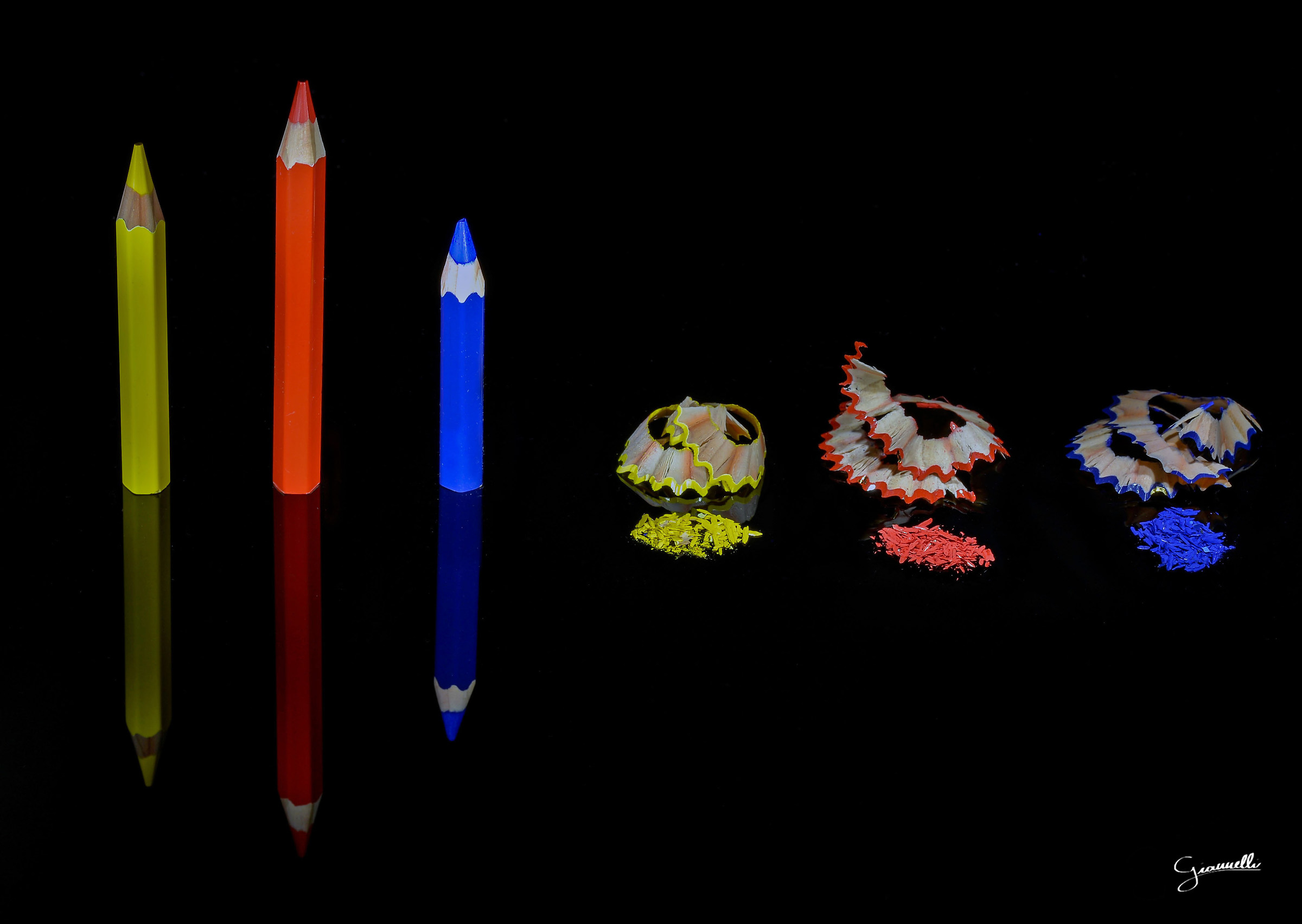 Colored pencils and its shavings