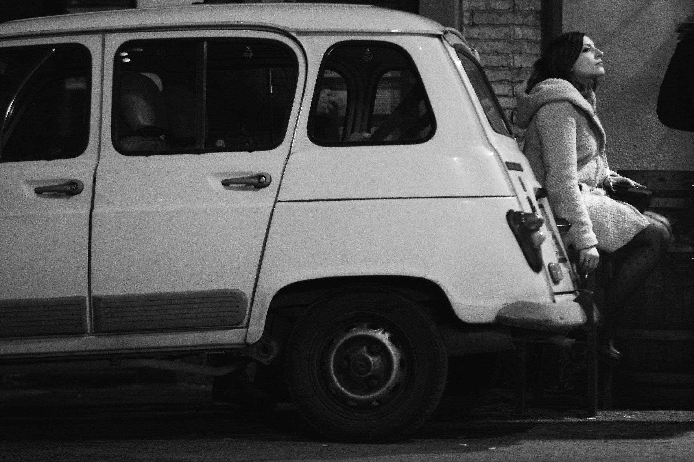 composizione di donne e motori