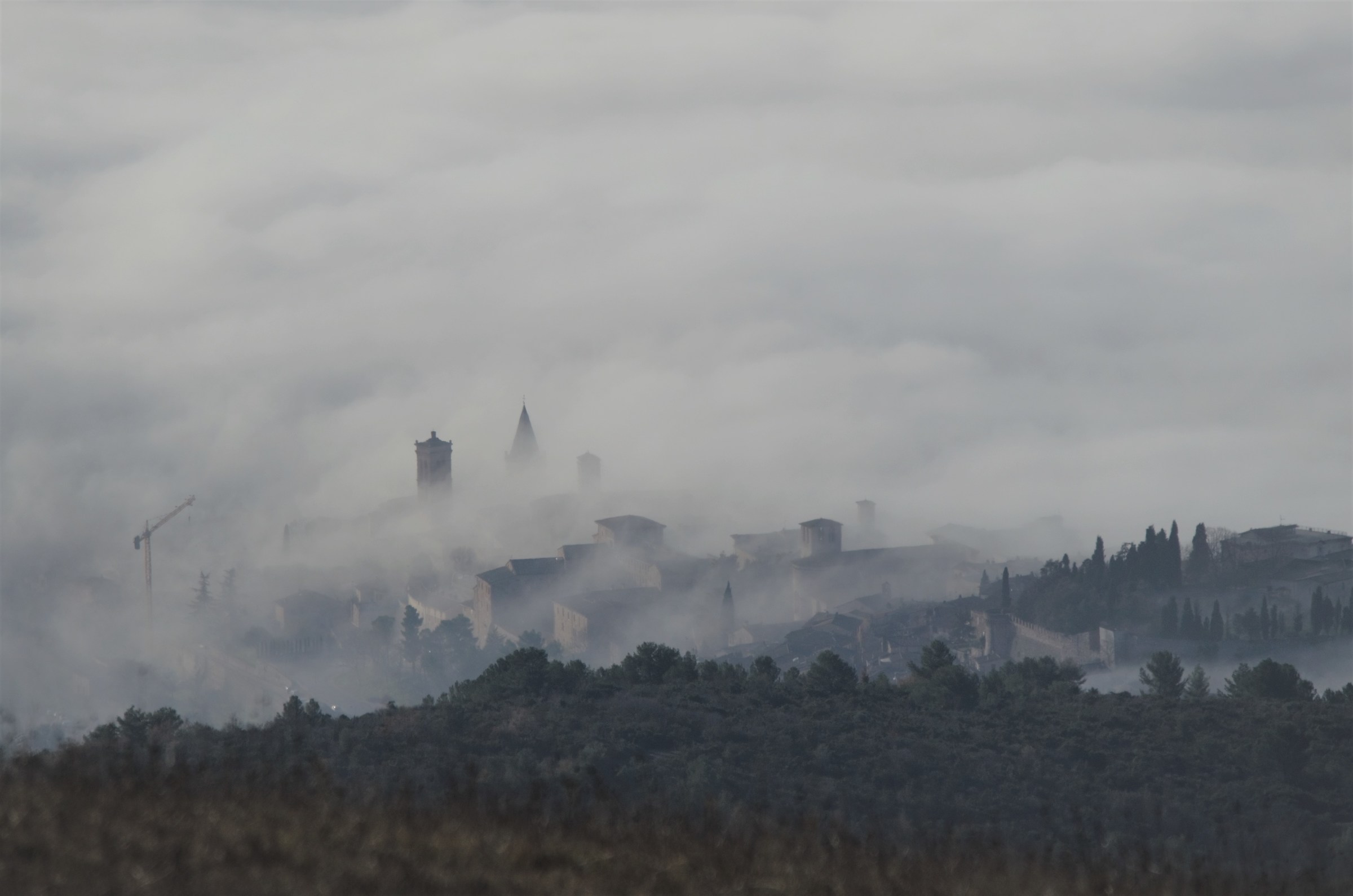 Spello avvolta dalla nebbia