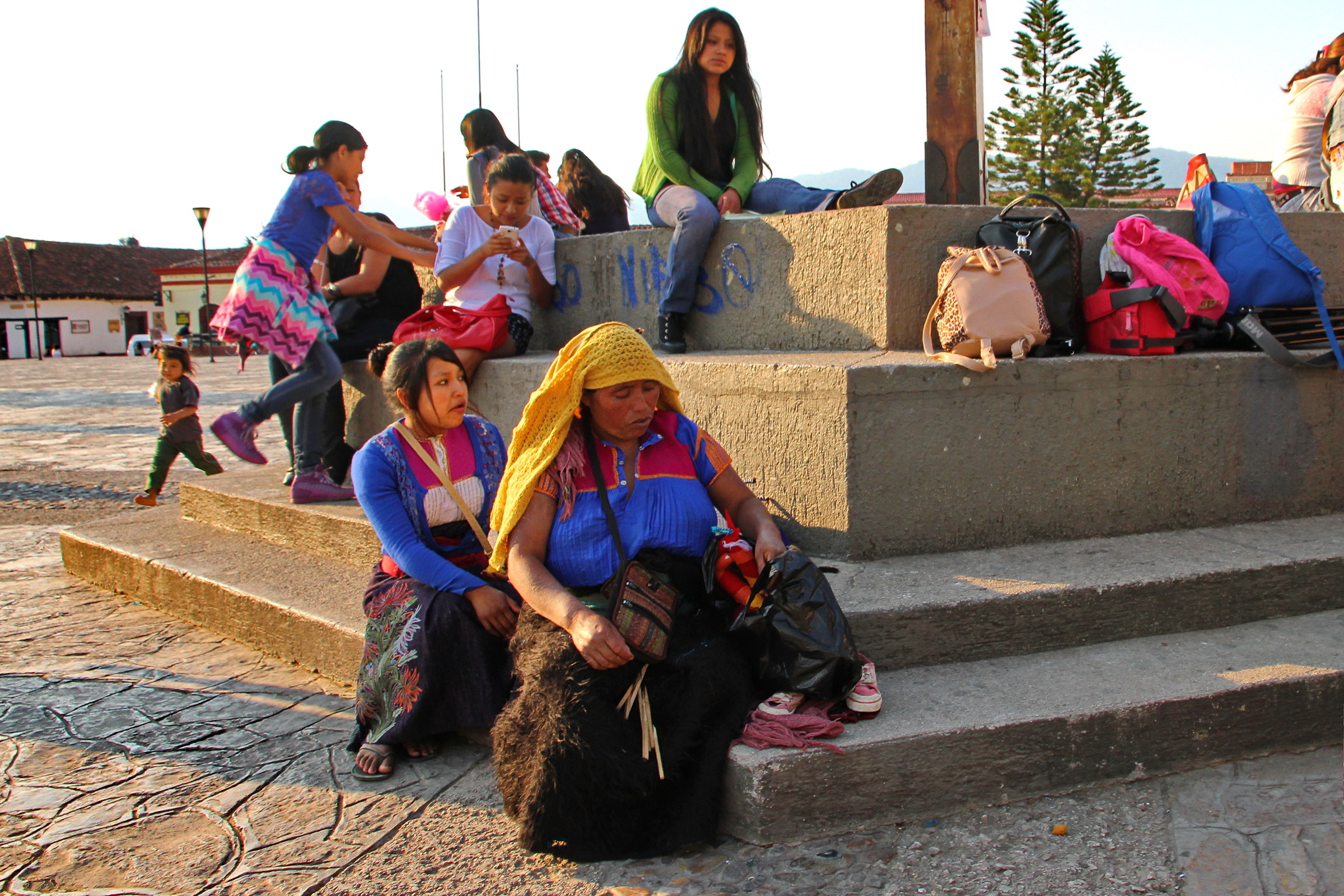 San Cristobal: Souvenir seller with daughter
