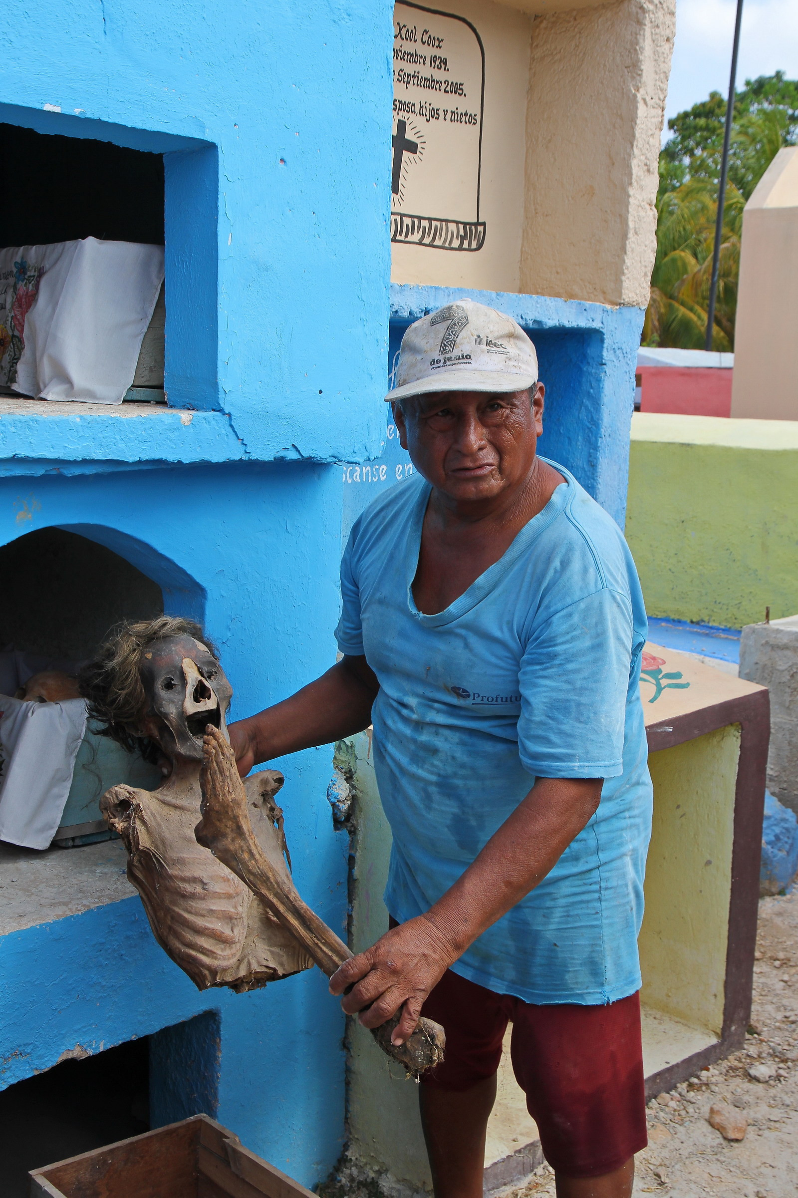 Cemeterio de Pomuch: Corpse display