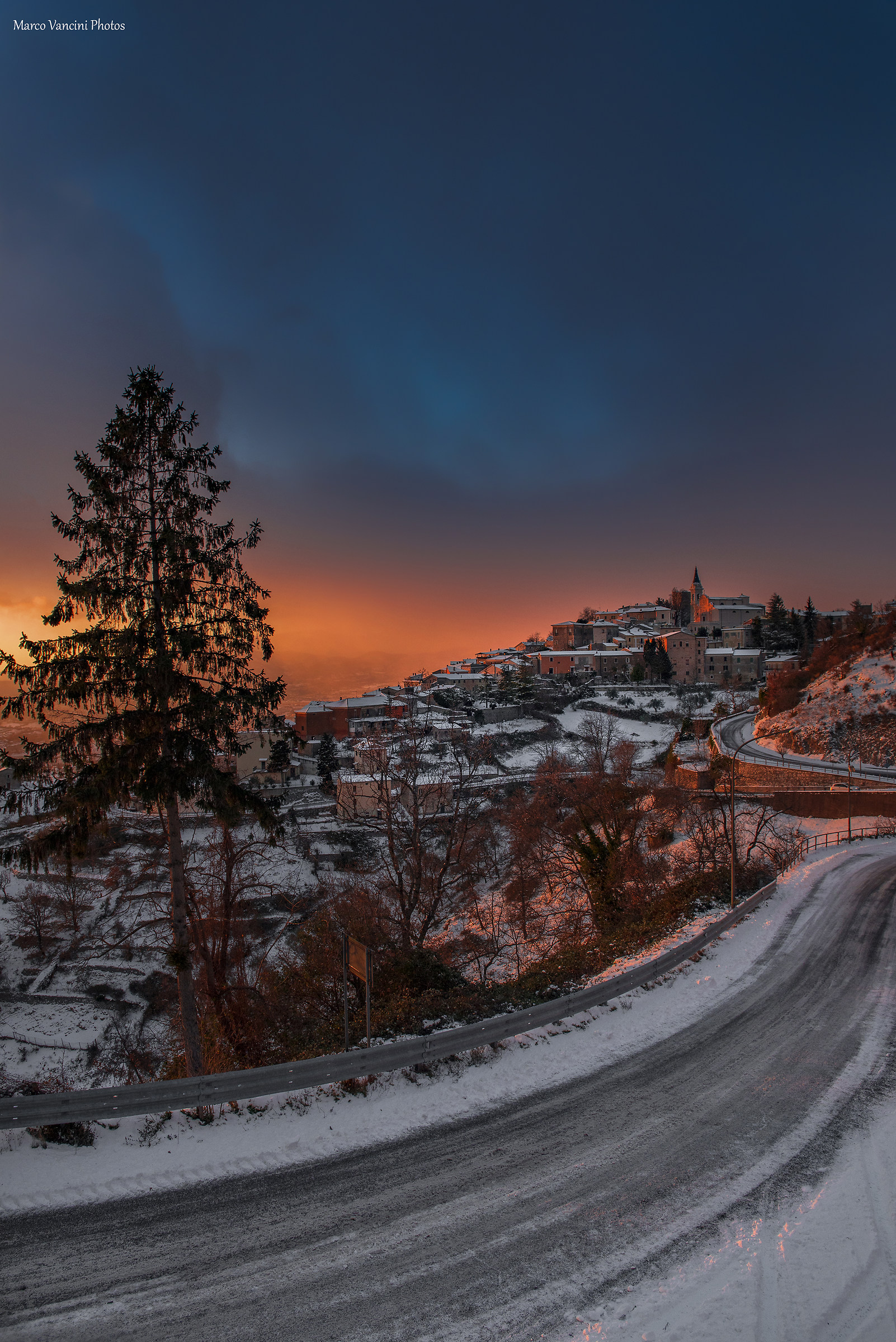 La bellezza dei colori del tramonto in inverno