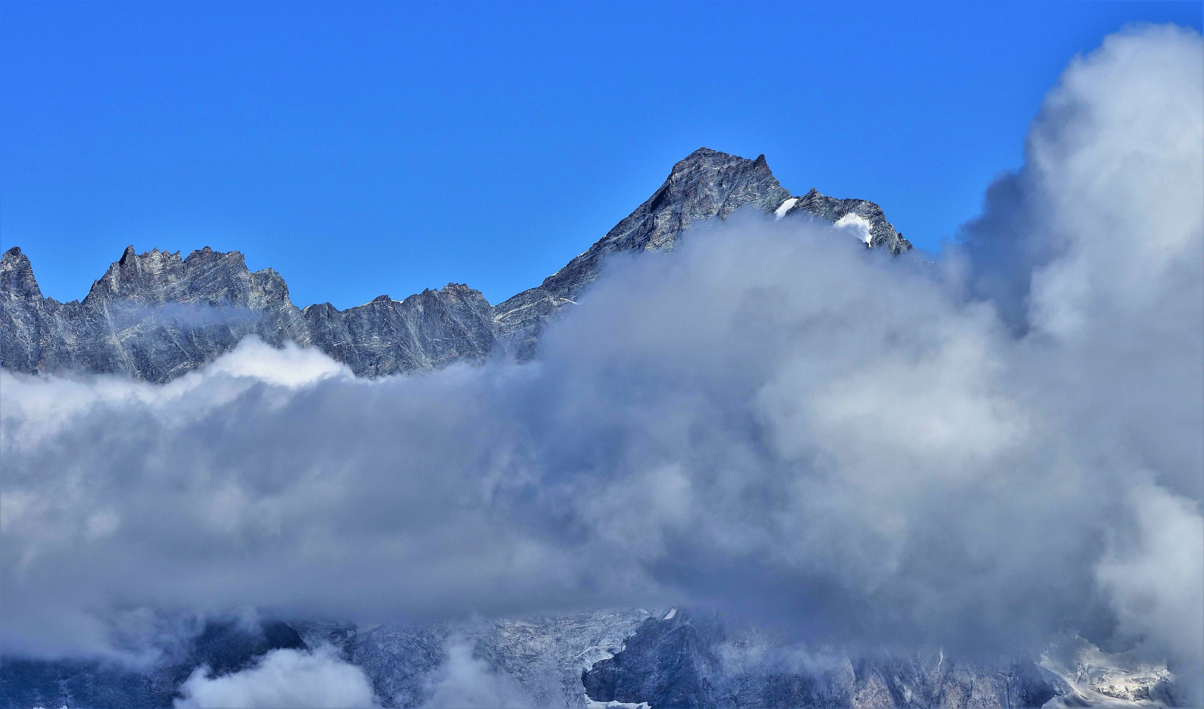 Les Grandes murailles popping up from the clouds