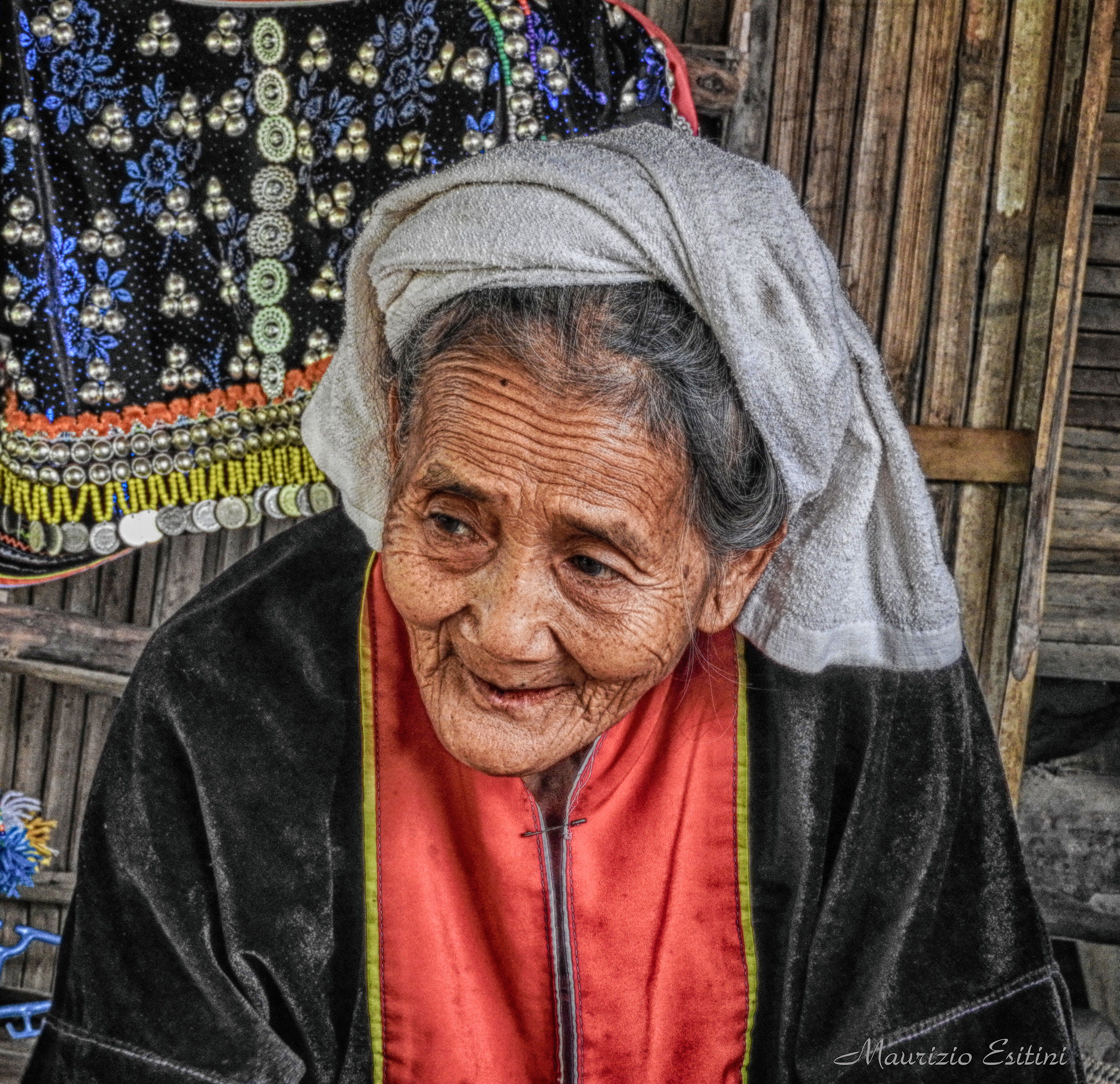 Anziana del villaggio delle donne Giraffa