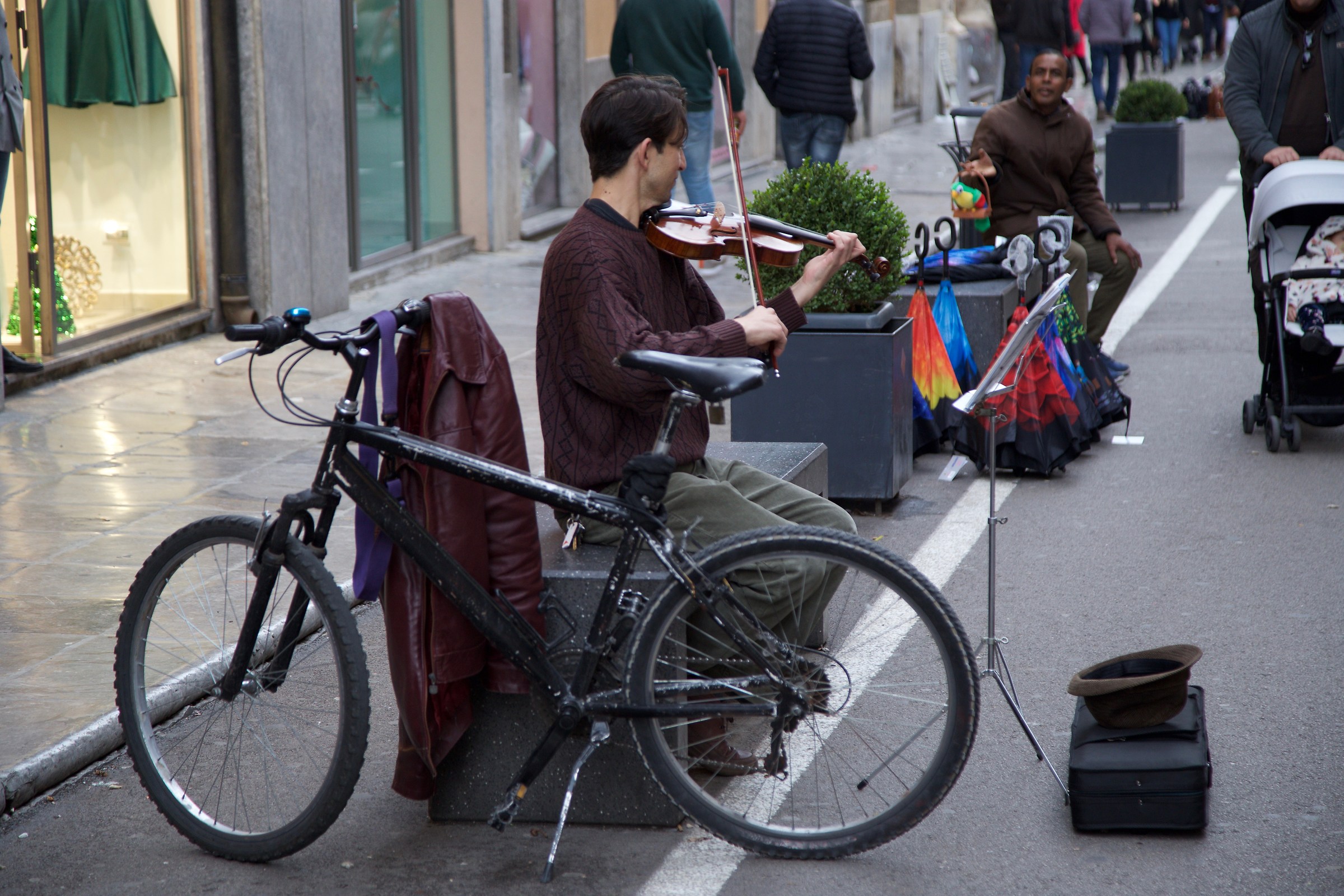 Two notes, two wheels