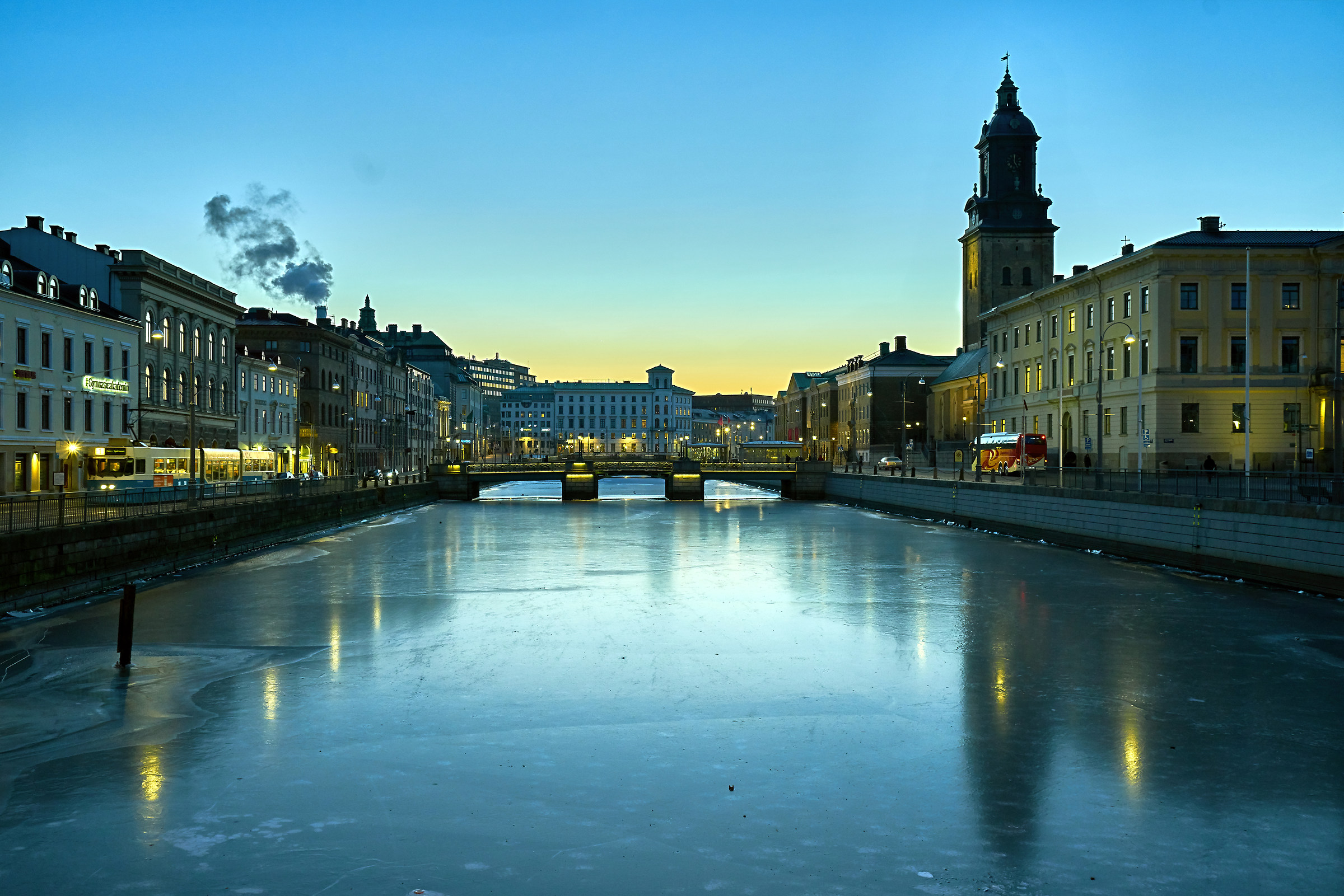 Lungo il canale ghiacciato