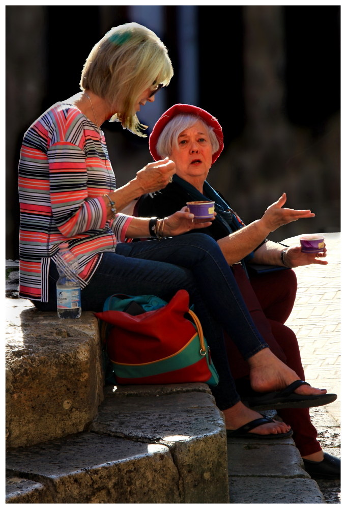 Signora dal cappellino rosso
