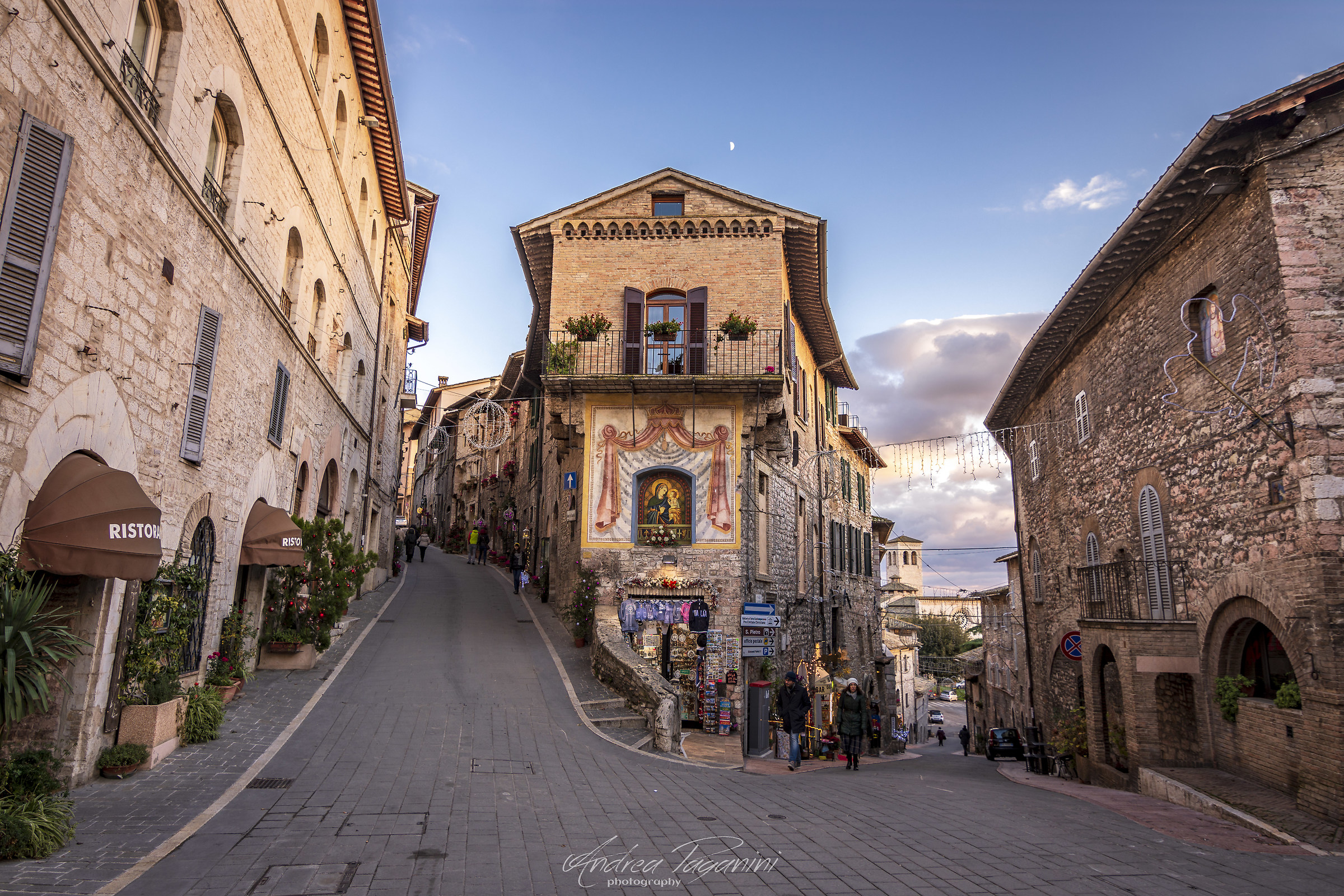 Walking in Assisi (Piazzetta Ruggero Bonghi)