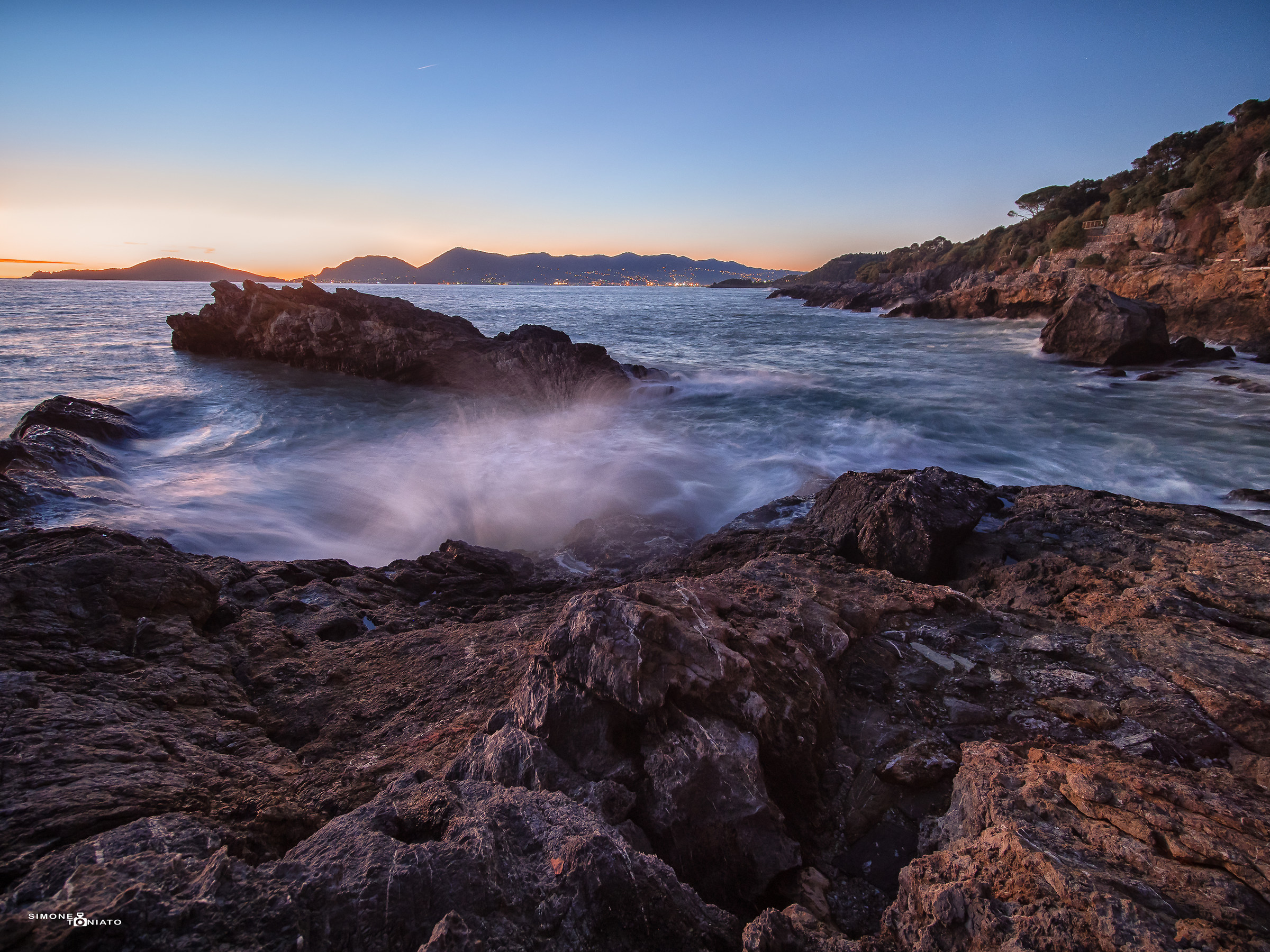 mareggiata al tramonto