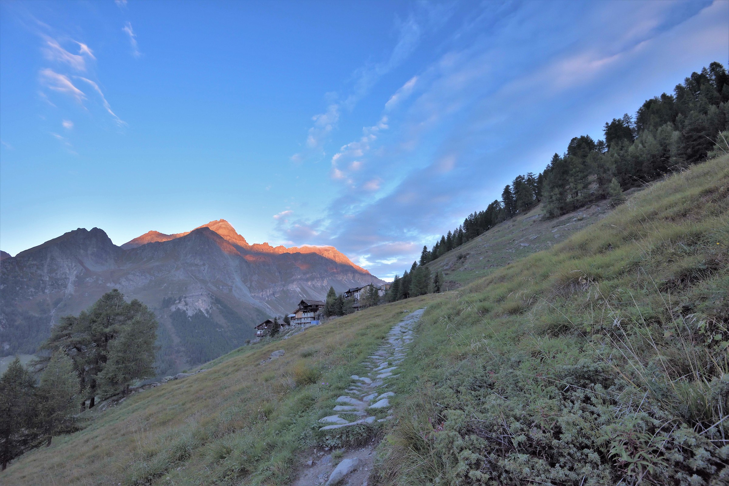 il rif.Ferraro si staglia con le prime luci dell'alba