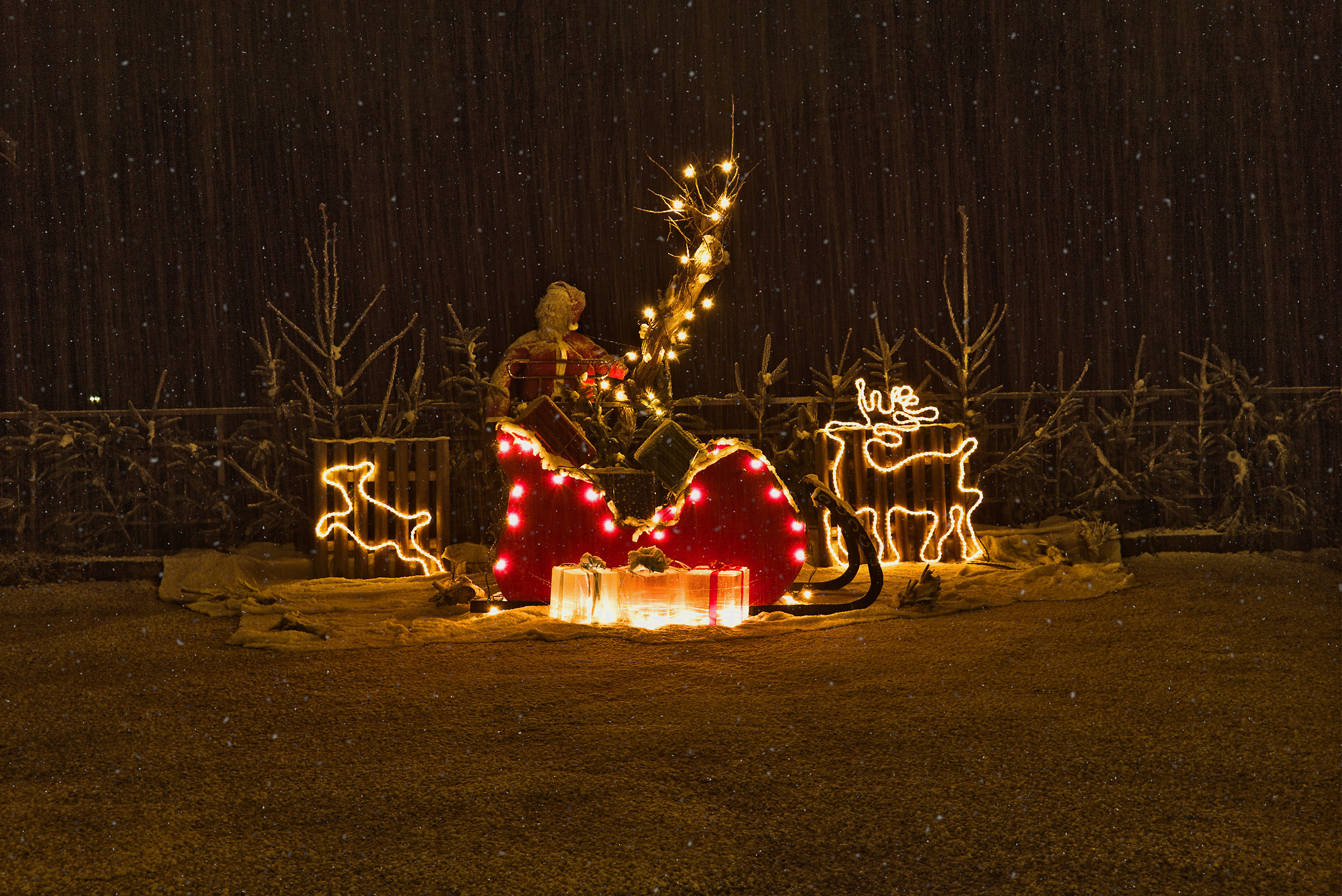 It rains and snobes on Christmas lights