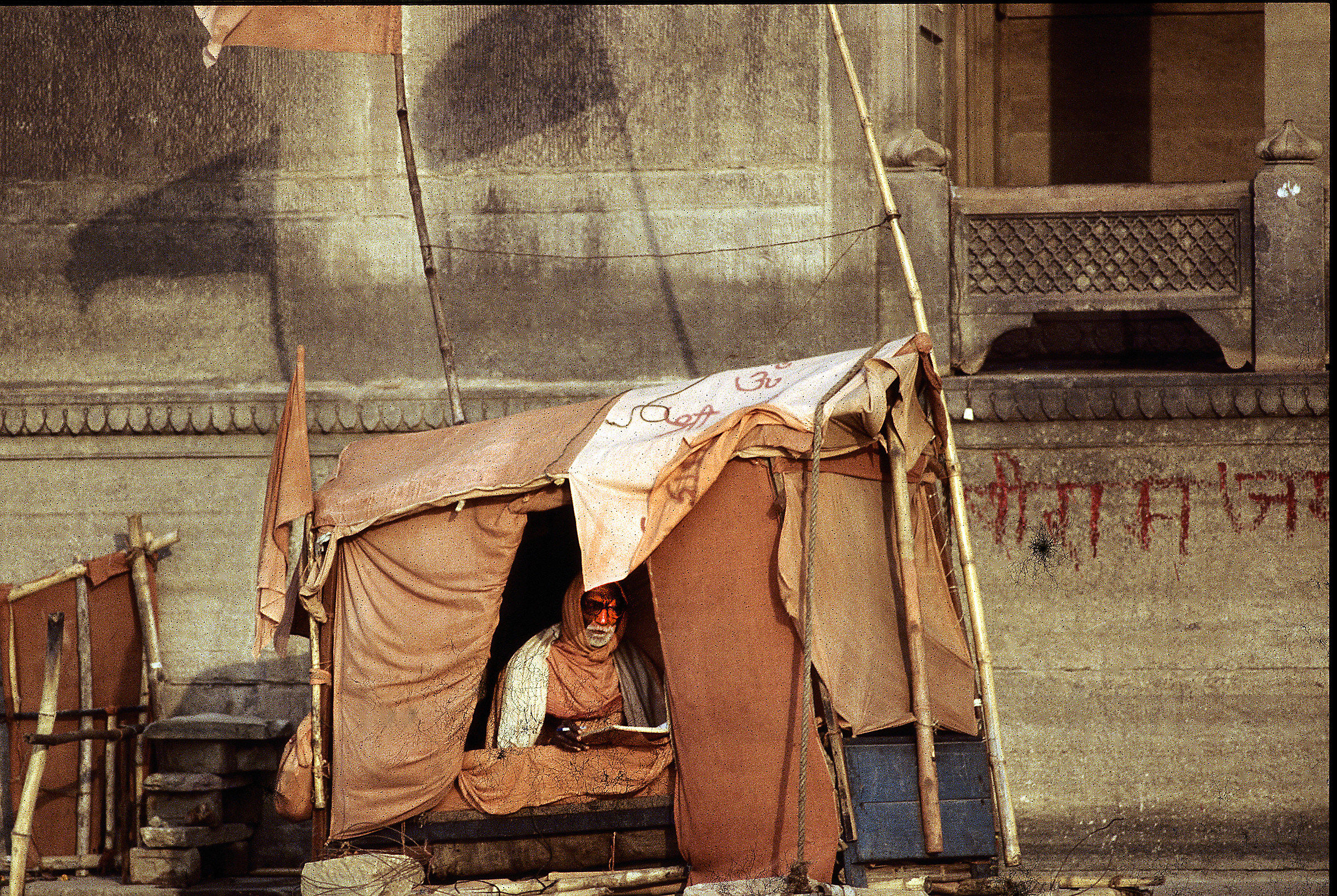 Fedele in preghiera nel suo riparo