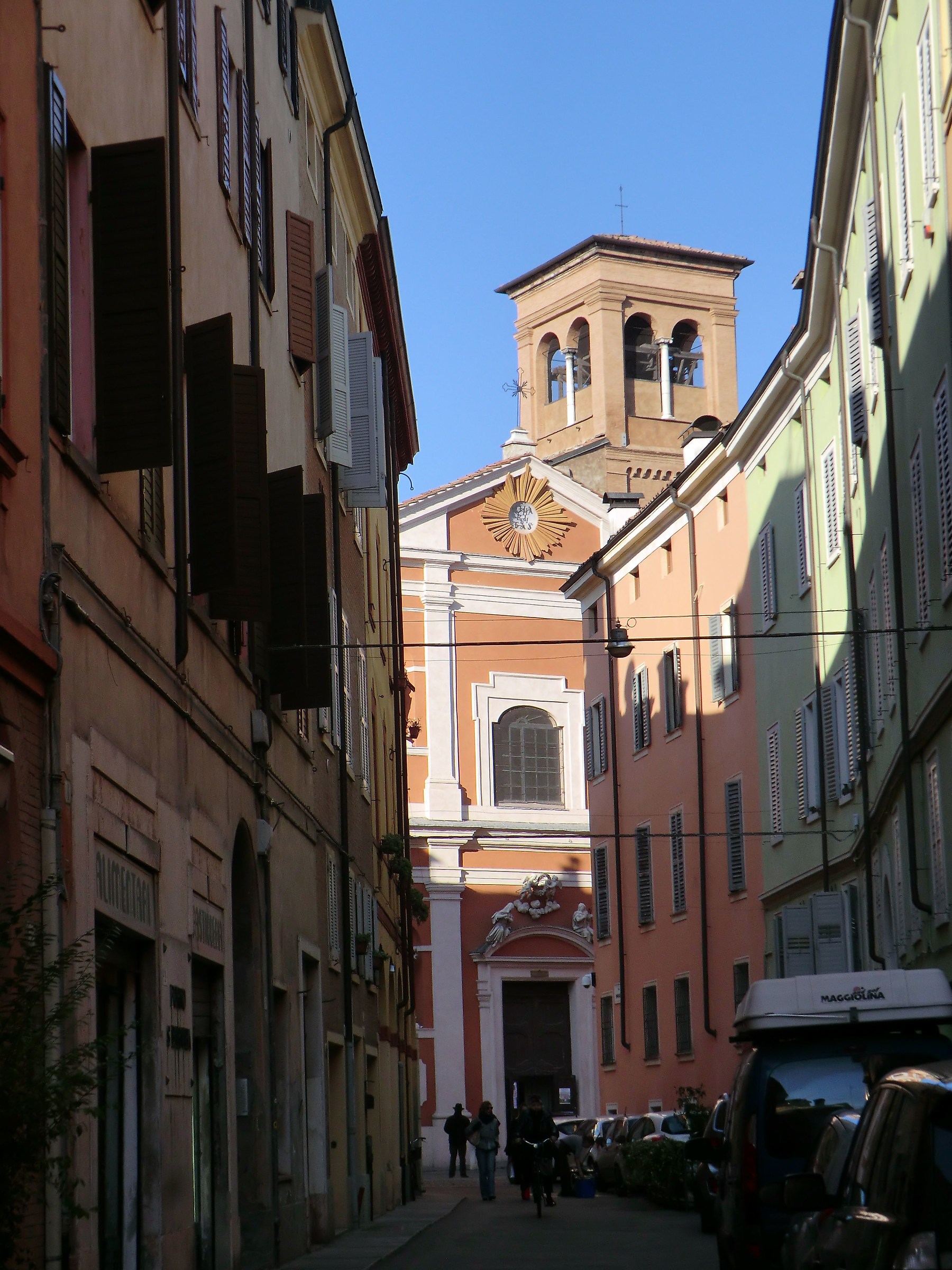 ... e sullo sfondo, San Barnaba