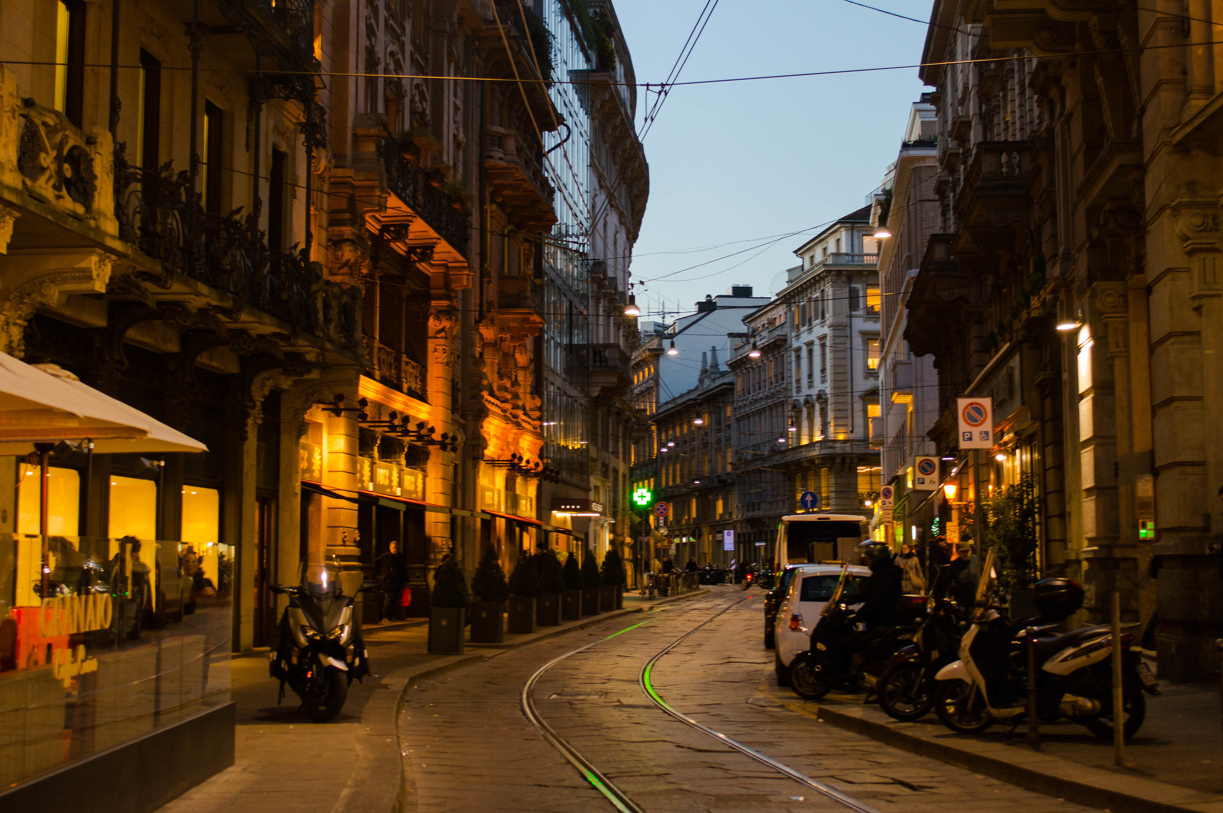 Via Spadari un attimo prima della fuga dagli uffici