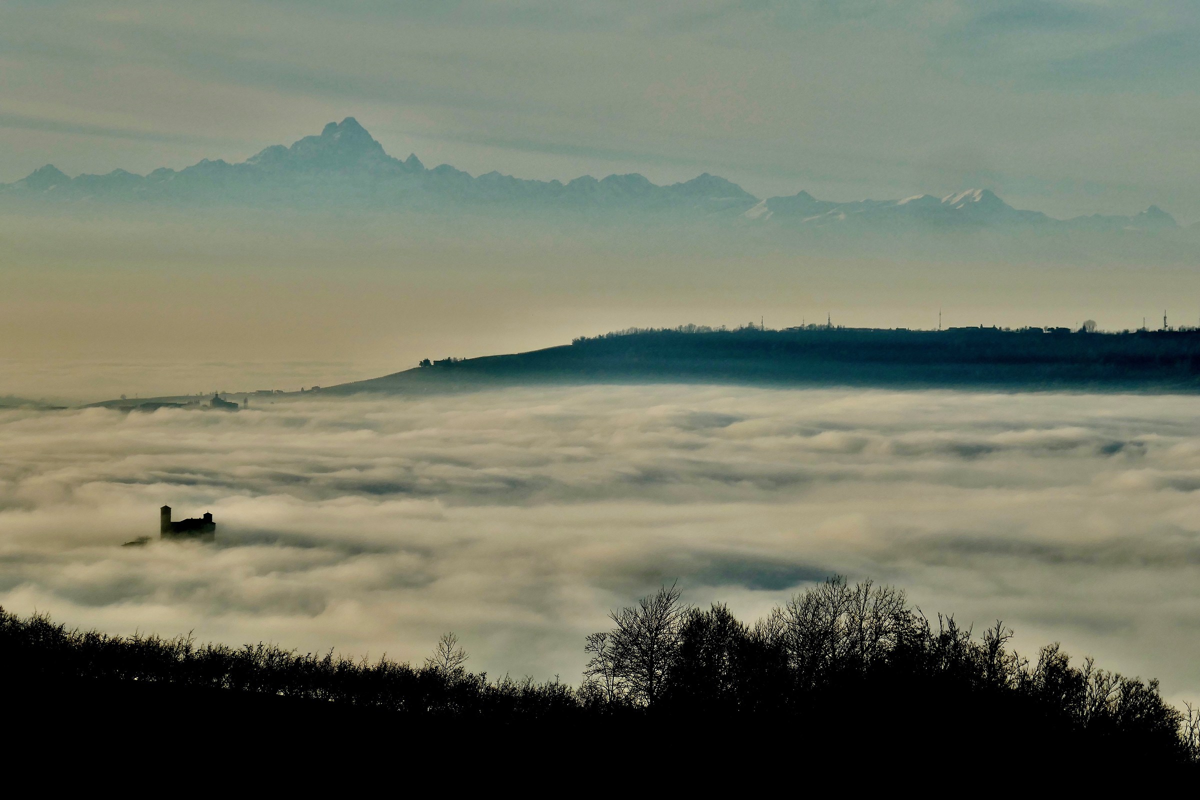 Il castello di Serralunga nel mare di nebbia