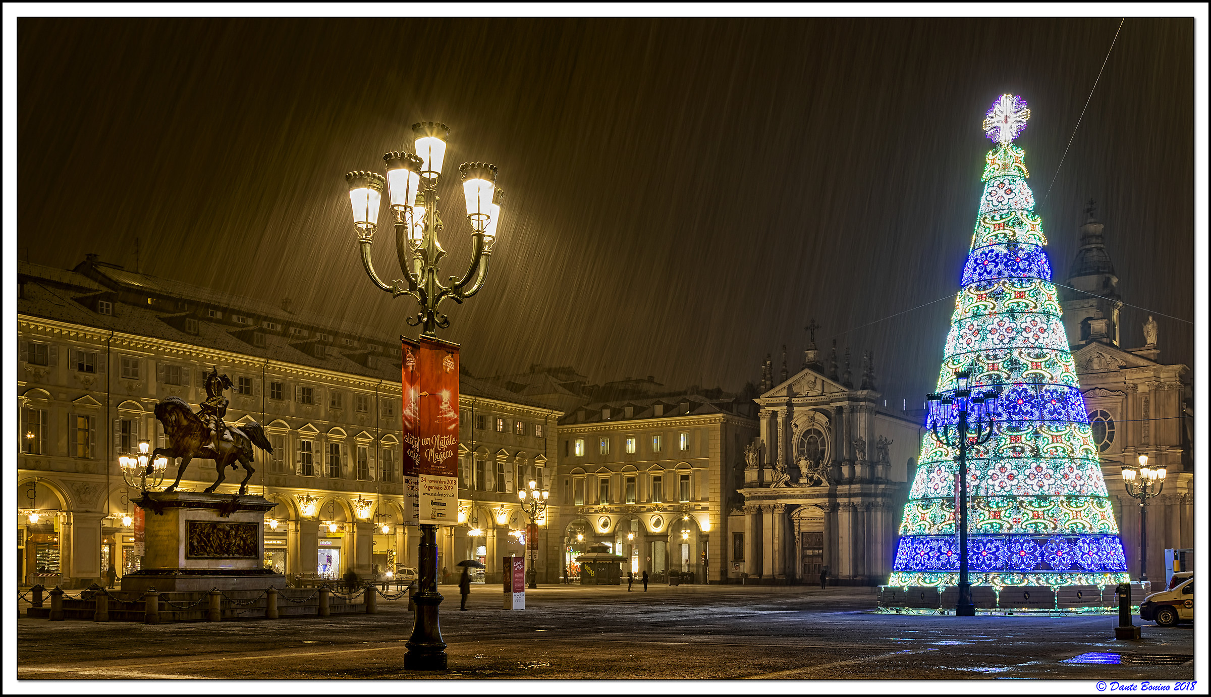 Prima neve in Piazza San Carlo