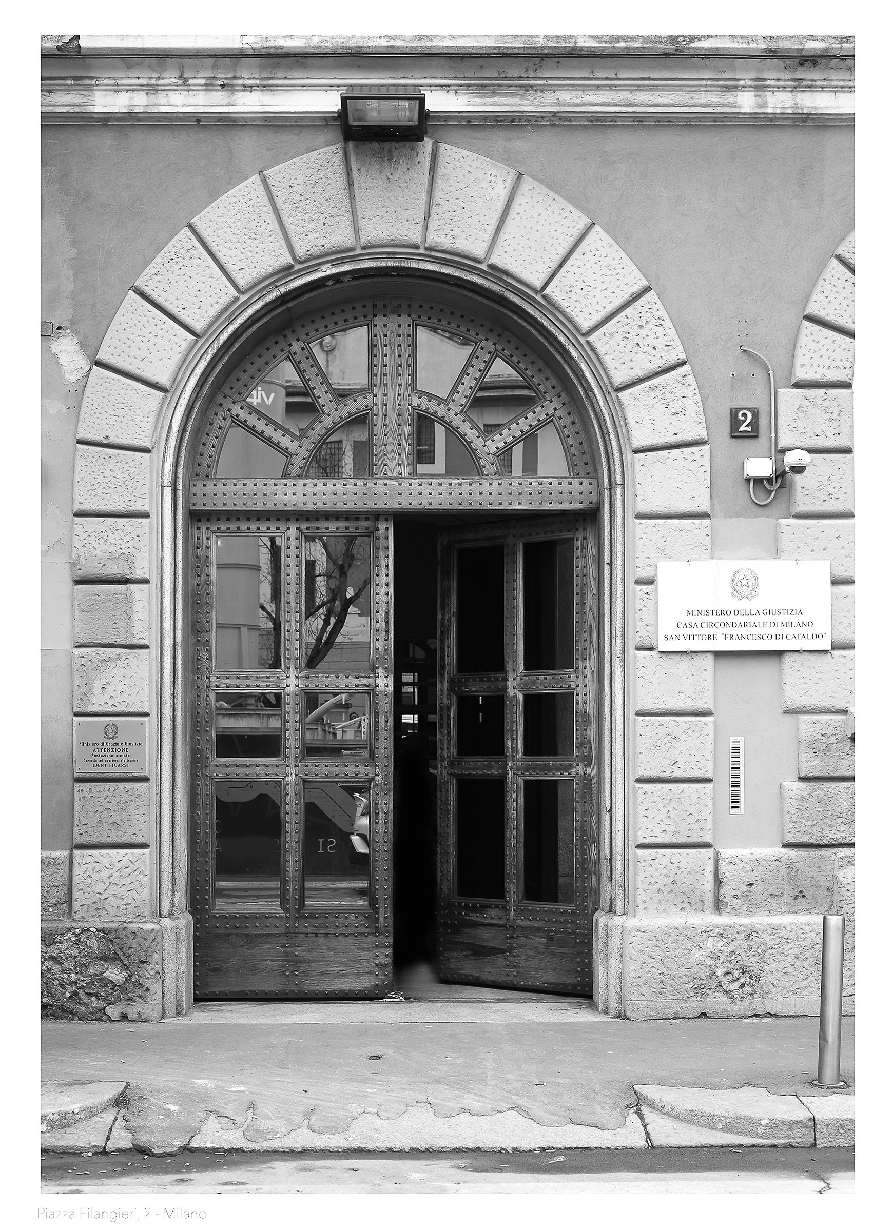 Una porta aperta. Piazza Filangieri, 2 - Milano.