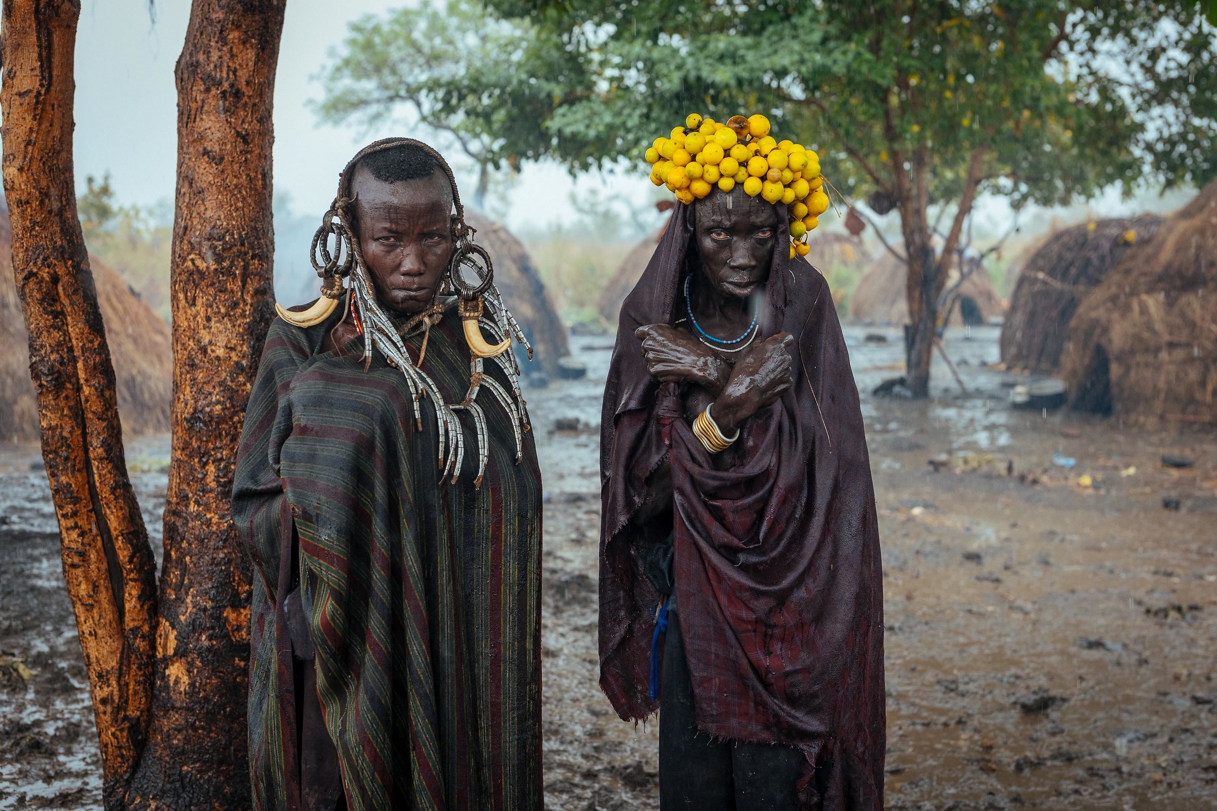 Donne Mursi sotto la pioggia