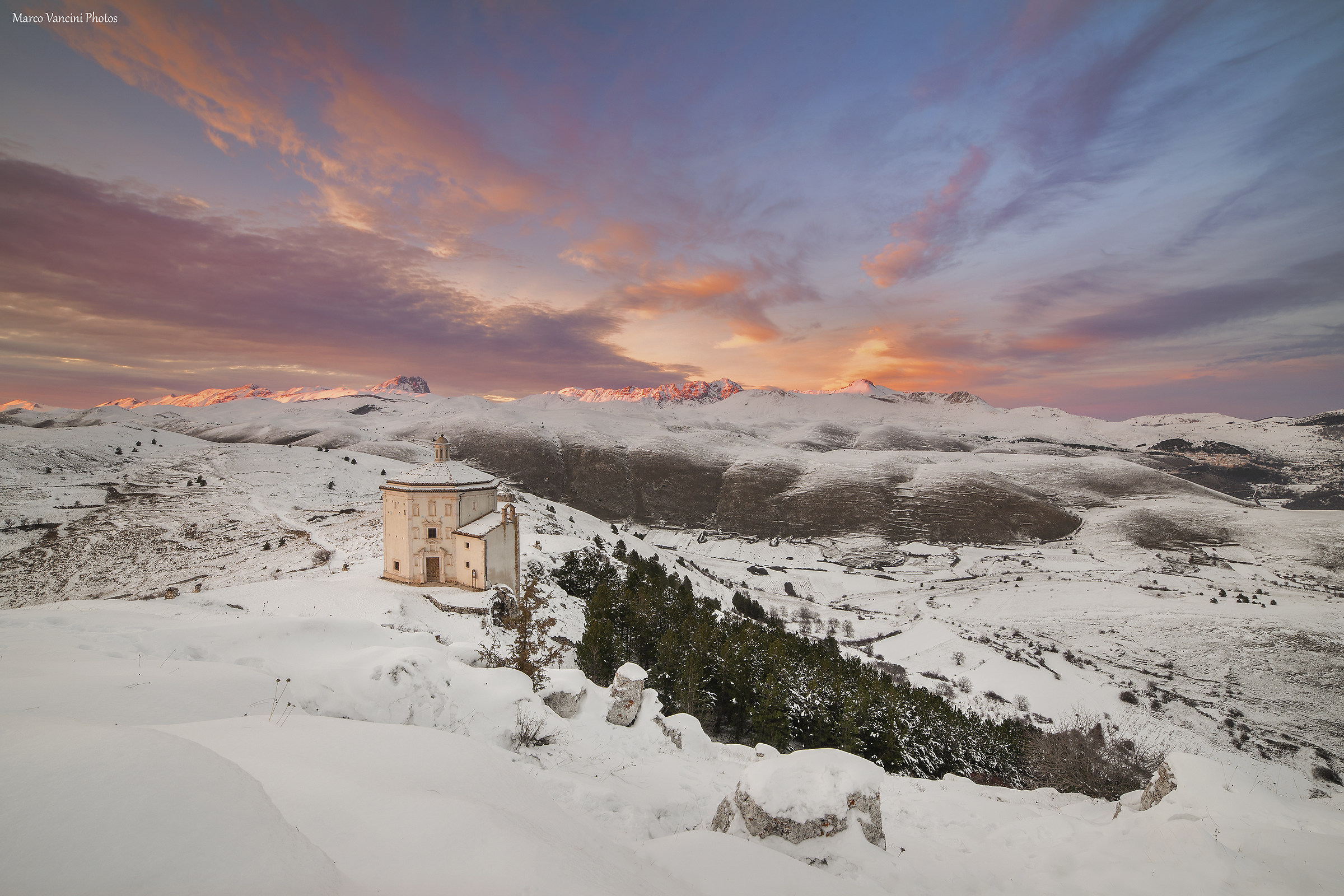 A magical sunset with a winter scent