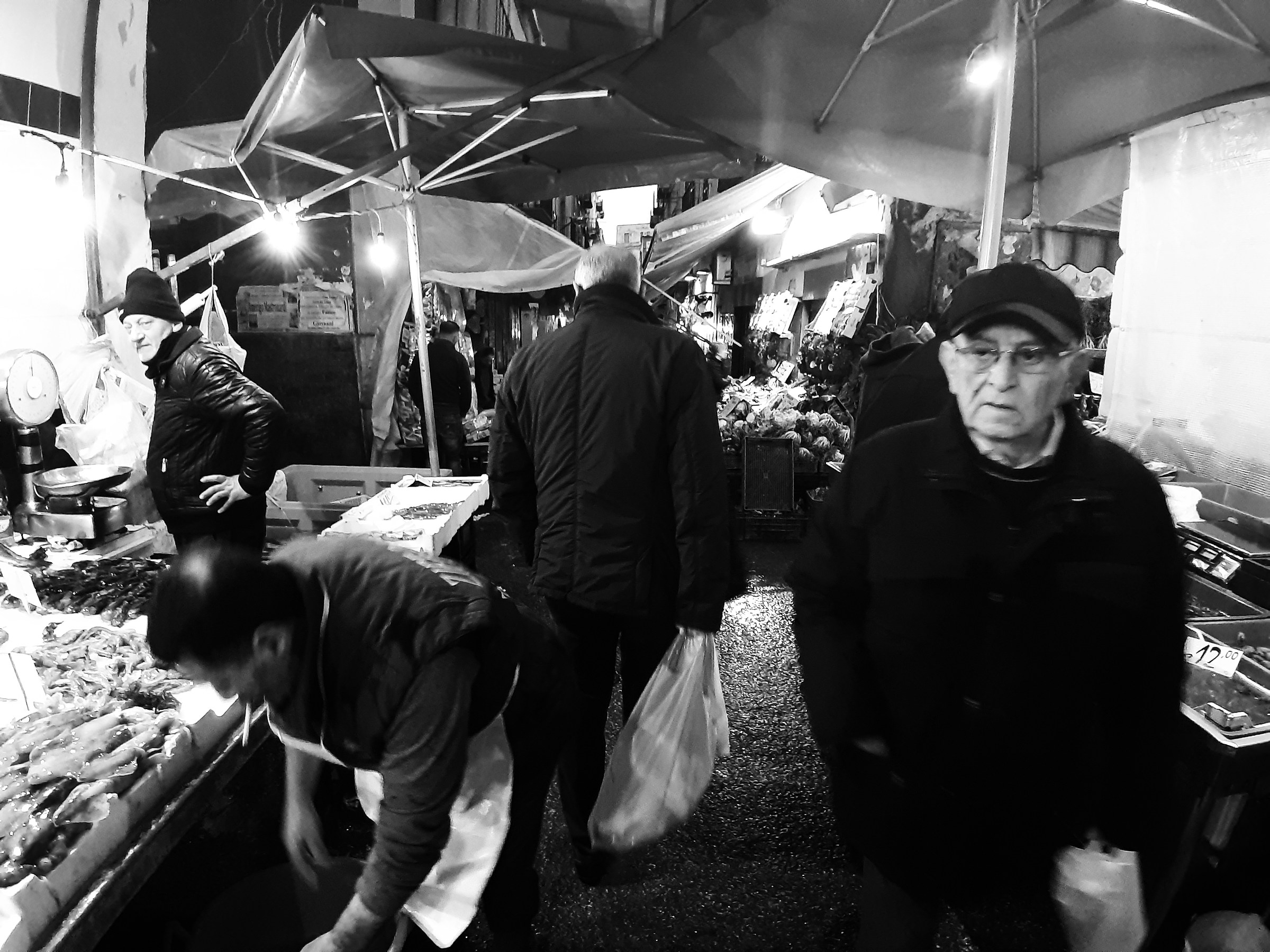 Al mercatino notturno