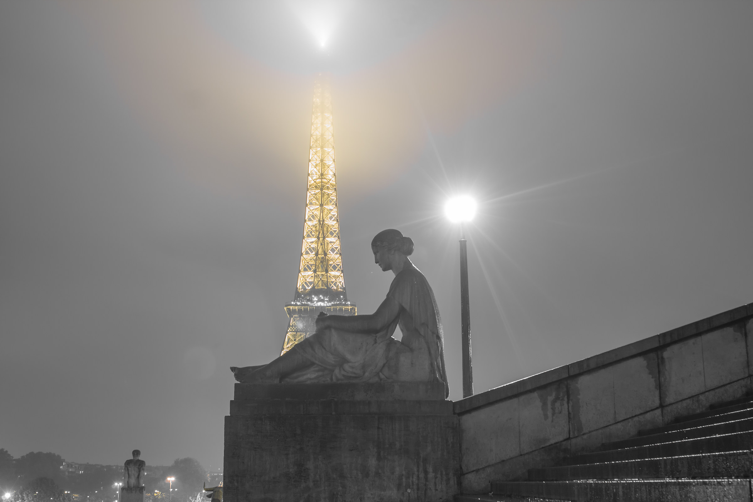 Foggy night in Paris
