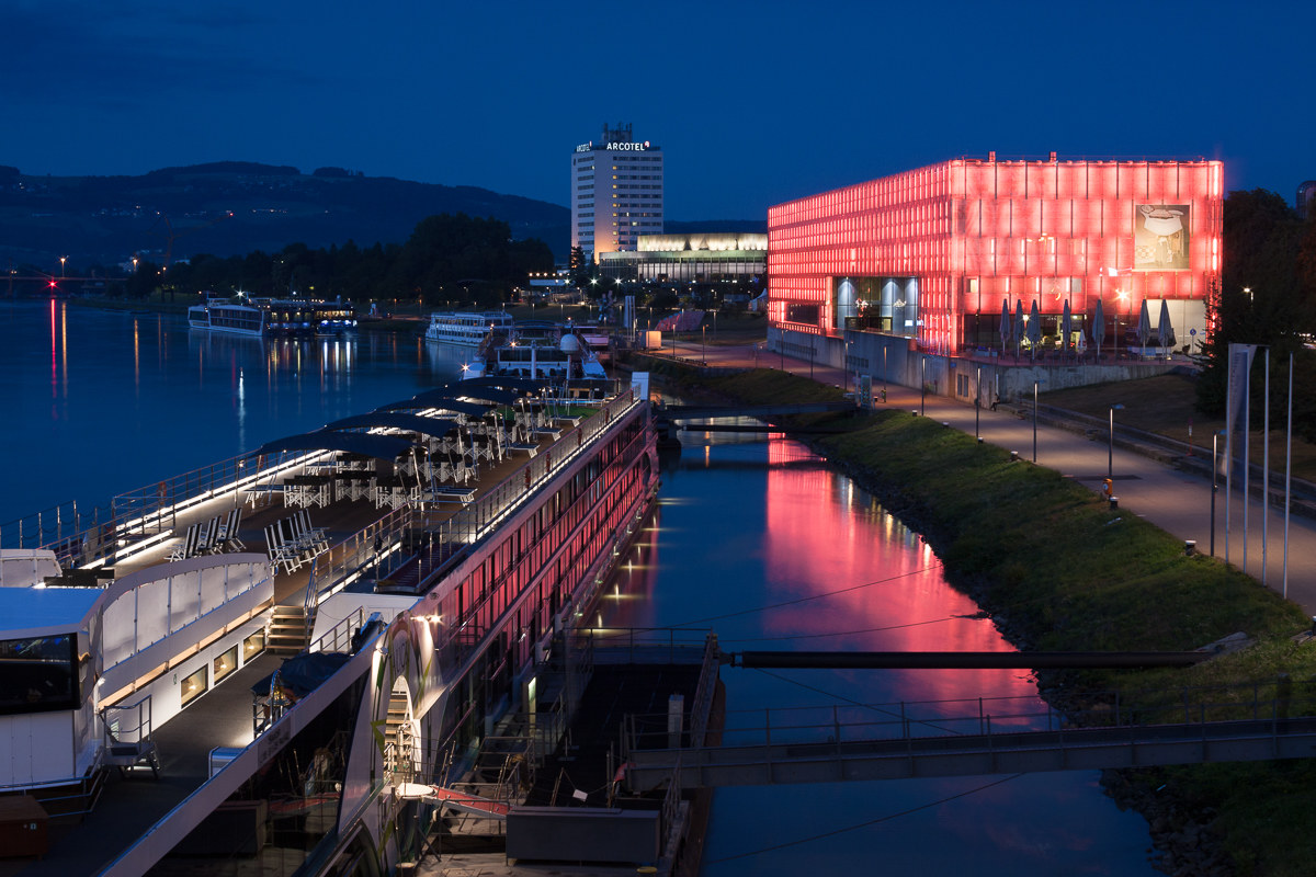 Red and blue on the Danube...