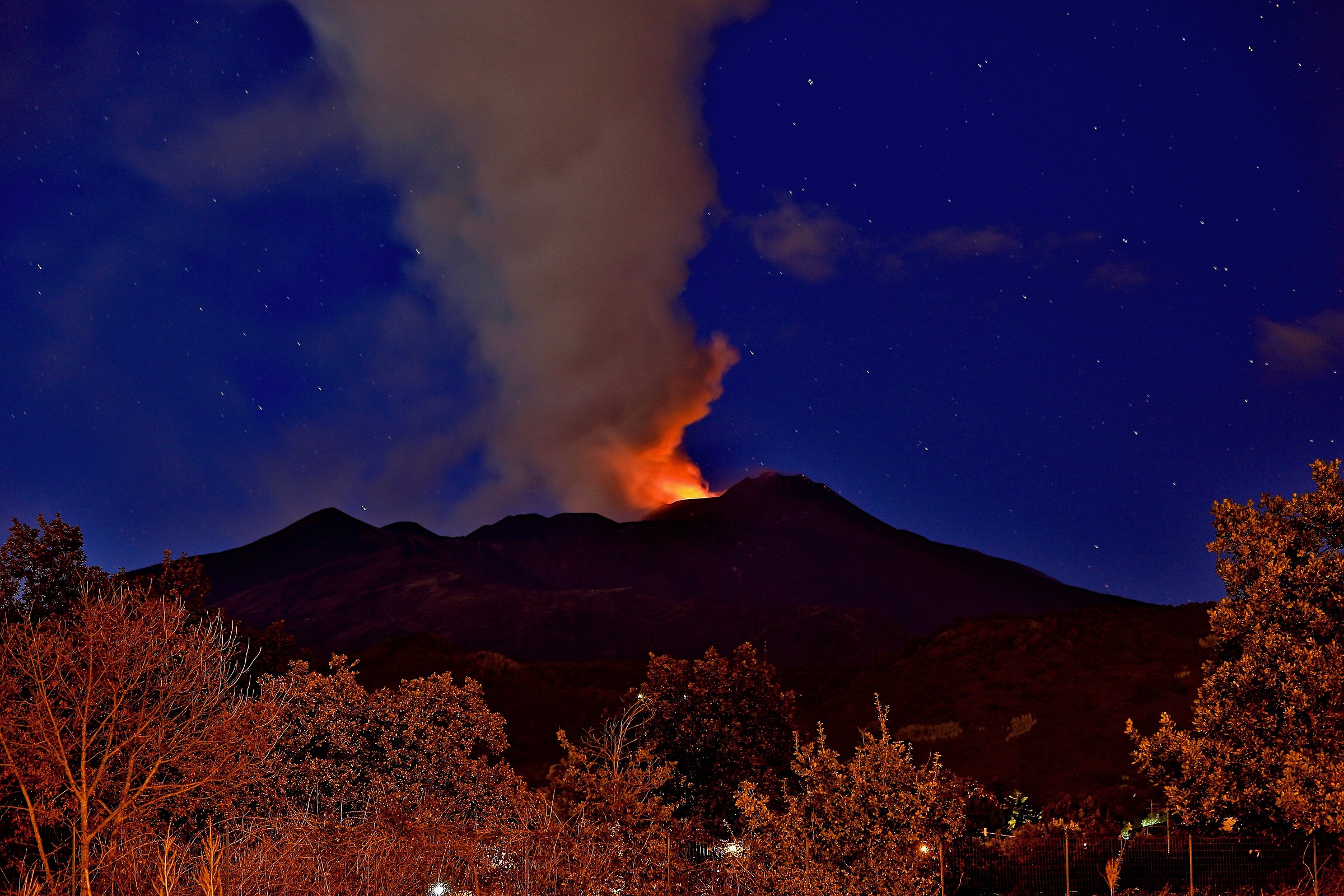 L'eruzione dell'Etna vista dalla zona del terremoto