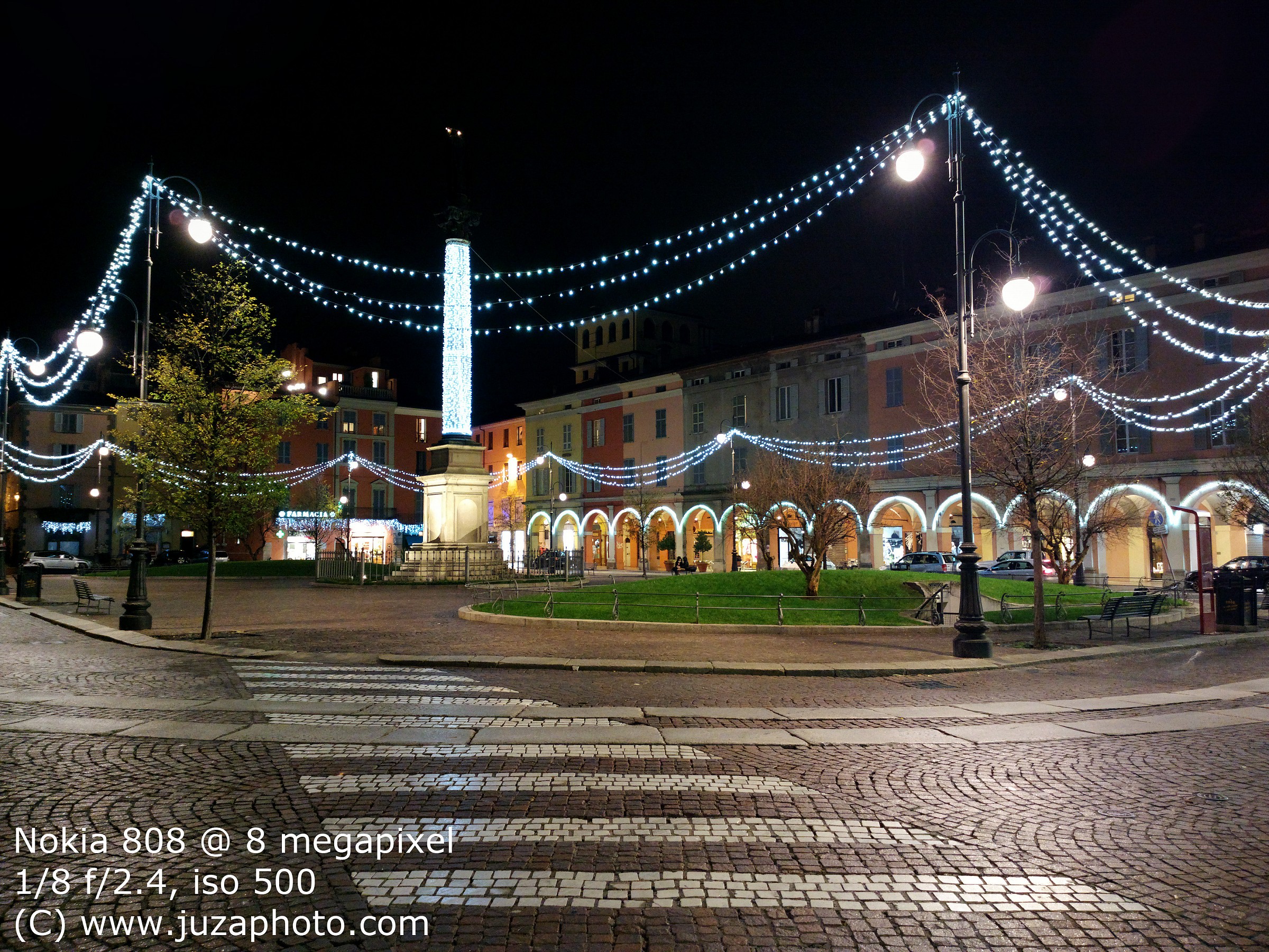 Nokia 808 at night (ISO 500)